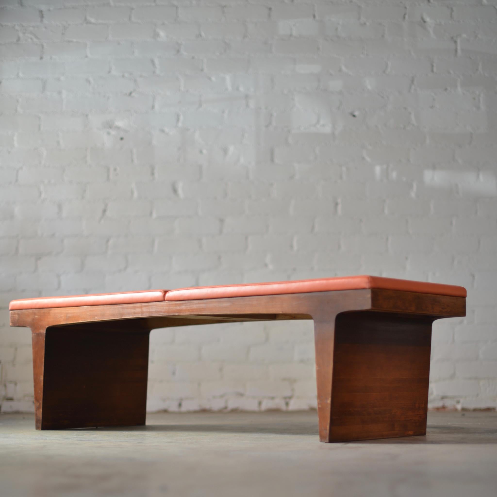 Mid-Century Modern Walnut Bench In Good Condition In Los Angeles, CA