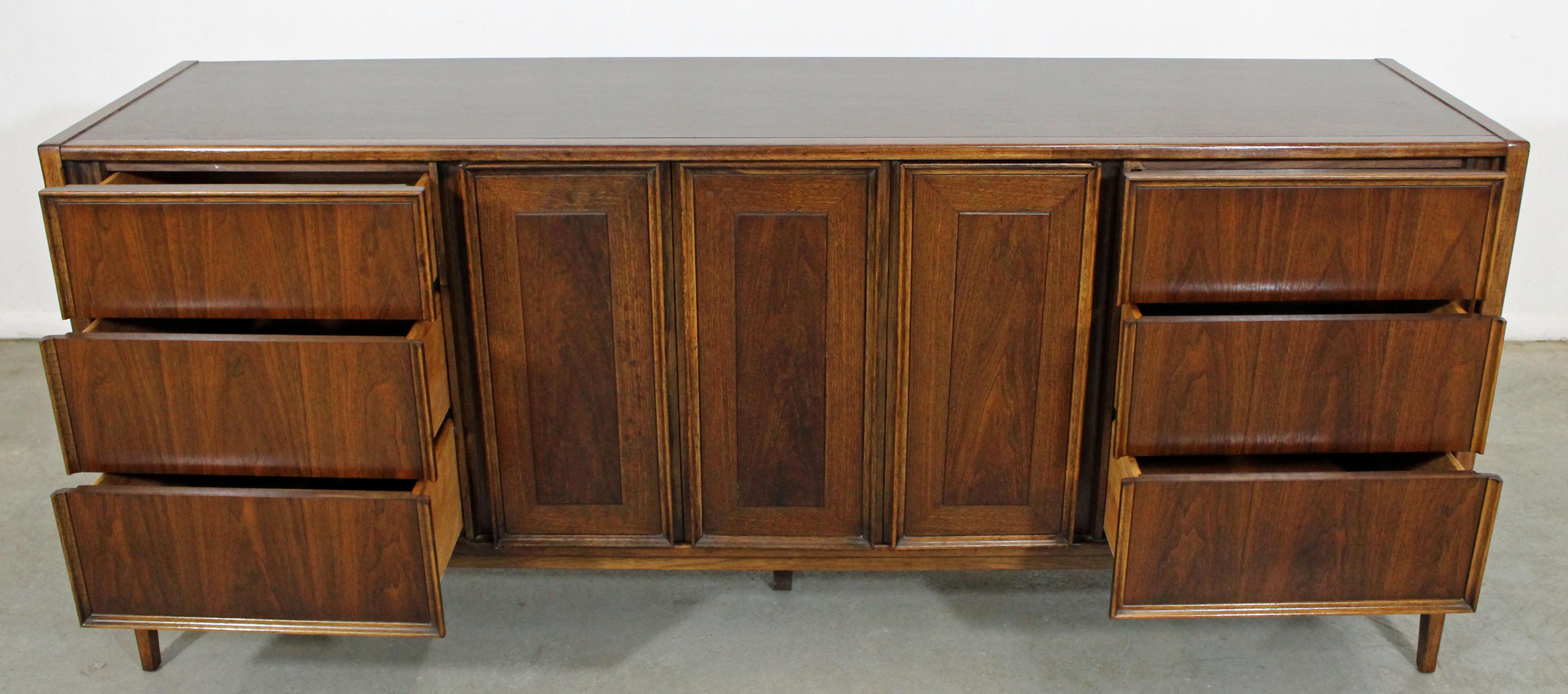 Mid-Century Modern Walnut Bi-Folding Door Credenza In Good Condition In Wilmington, DE