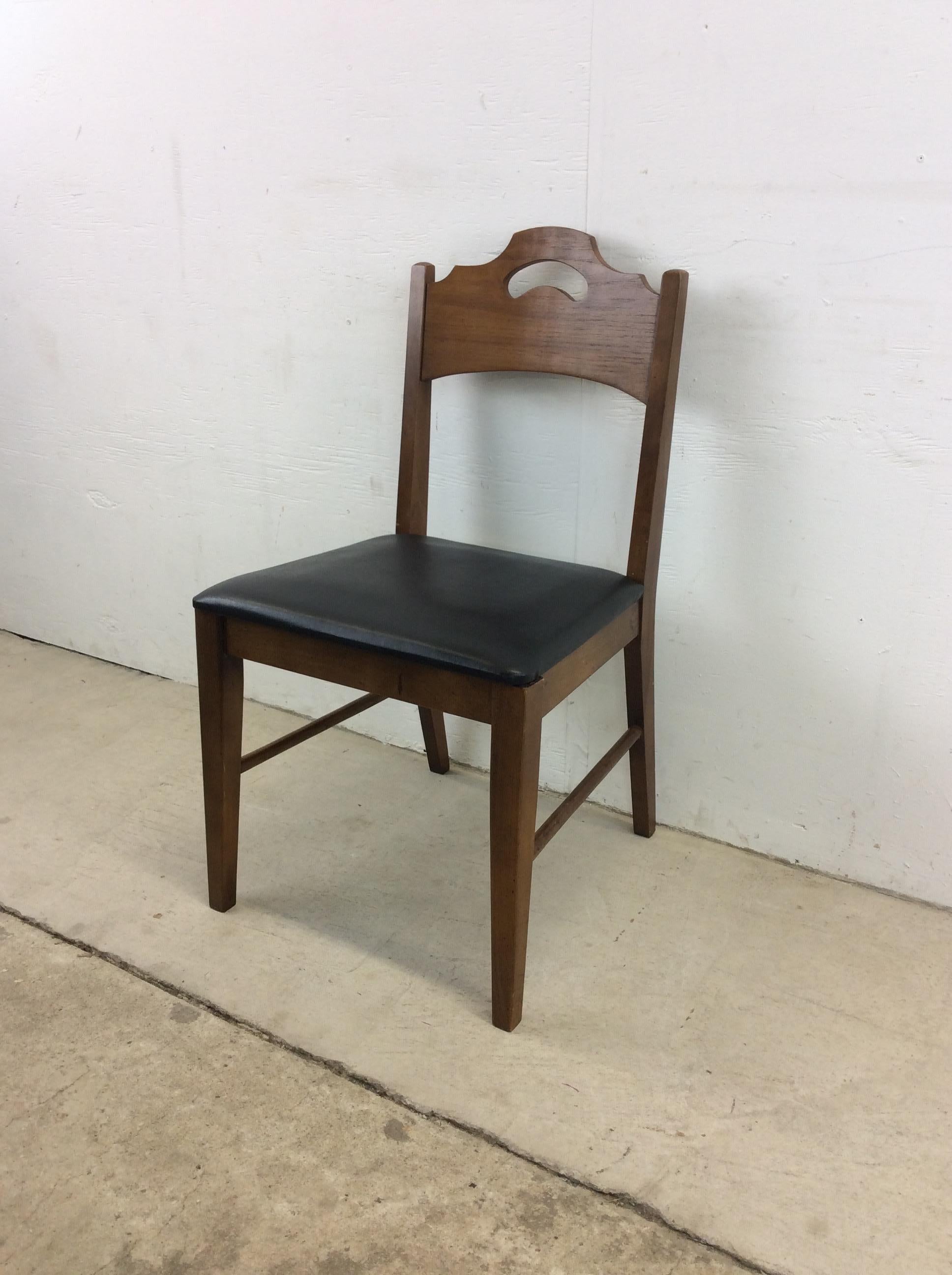 This mid century modern side chair features hardwood construction, original walnut finish, vintage black vinyl upholstered seat, and wooden seat back with carved handle.

Dimensions: 19w 20d 18sh 34.5h 


