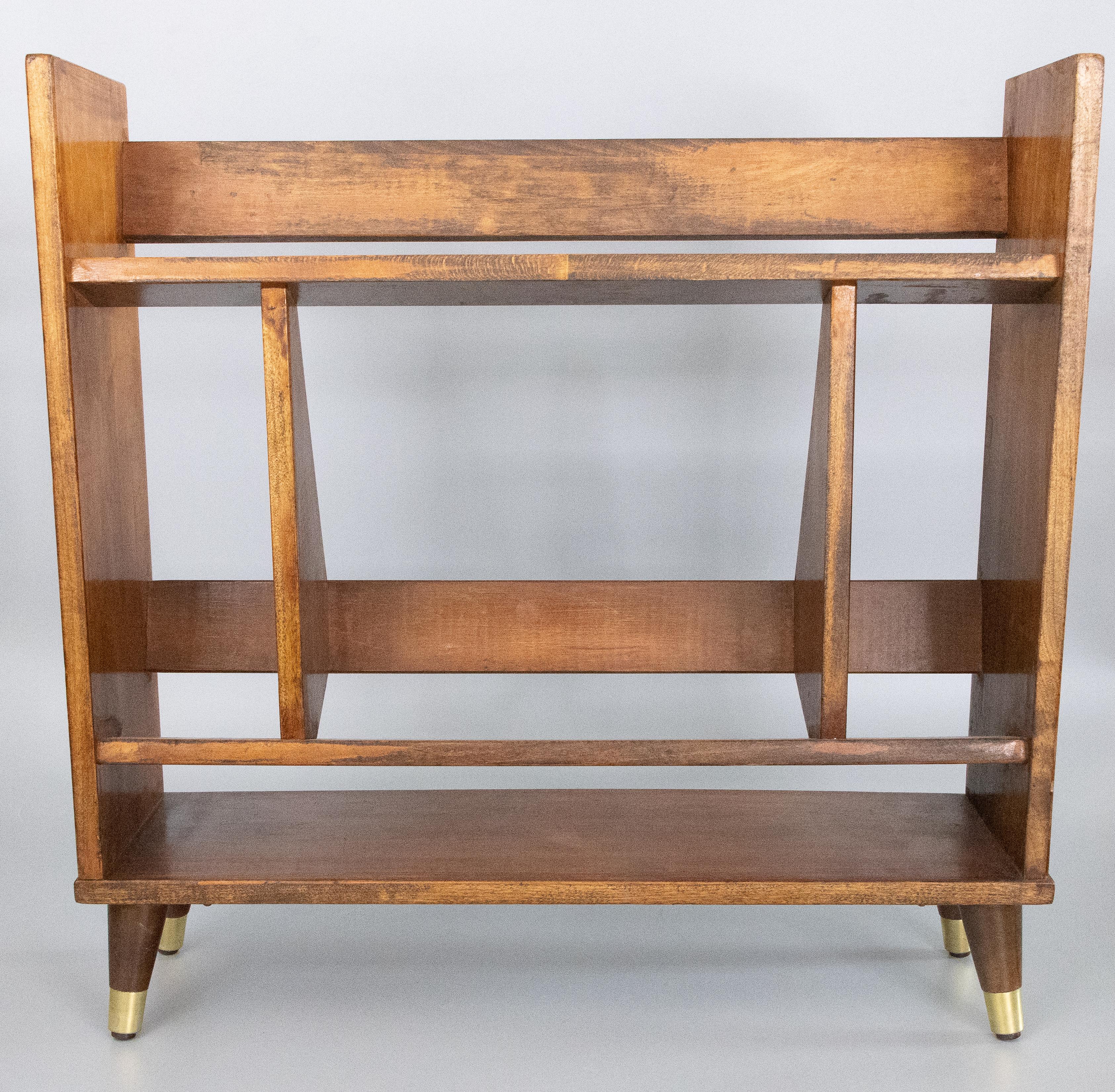 A stylish Mid-Century Modern walnut bookcase /étagère / book shelves. This fine bookcase is well made and heavy with brass feet and a sleek and stylish design, perfect for the modern home. Books not included.

DIMENSIONS
27