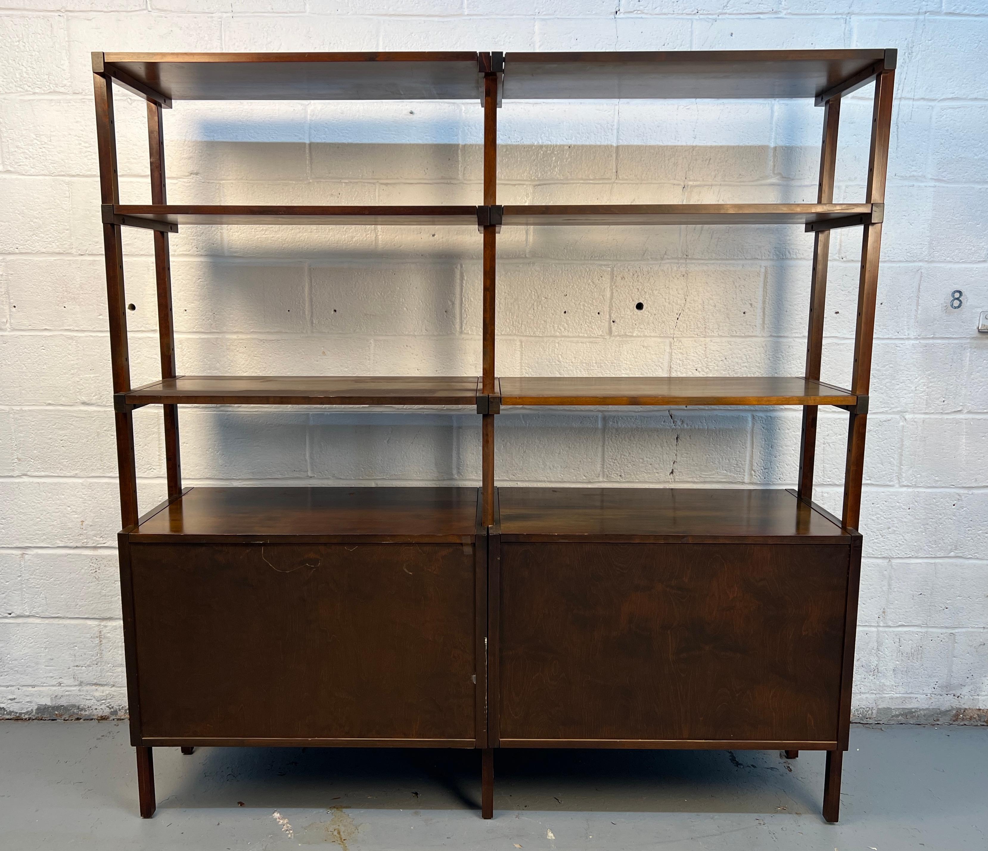 Libreria in noce moderna del metà del secolo in vendita 7