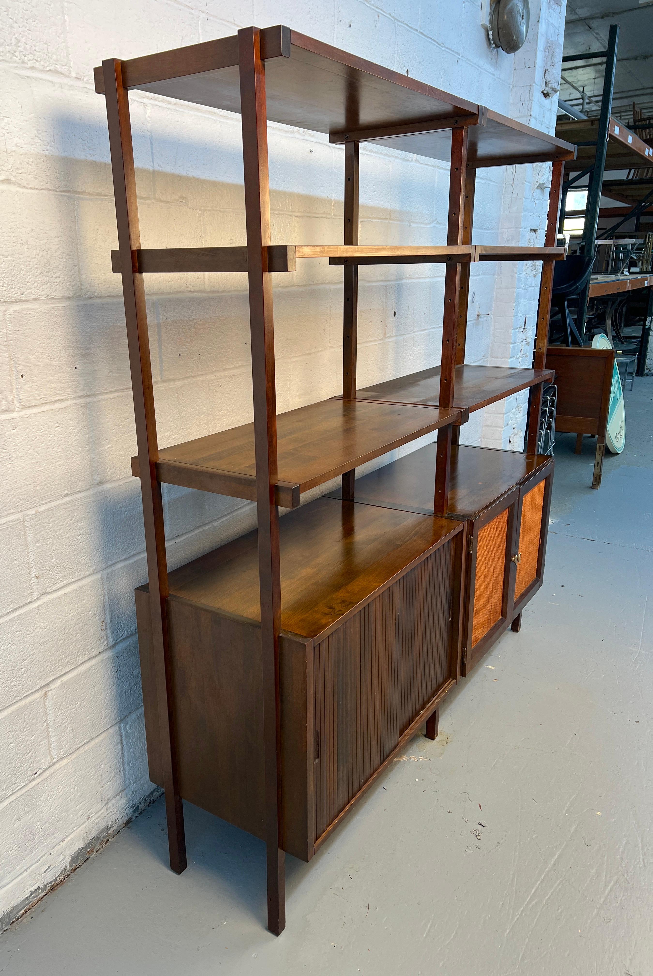 Mid-Century moderno Libreria in noce moderna del metà del secolo in vendita