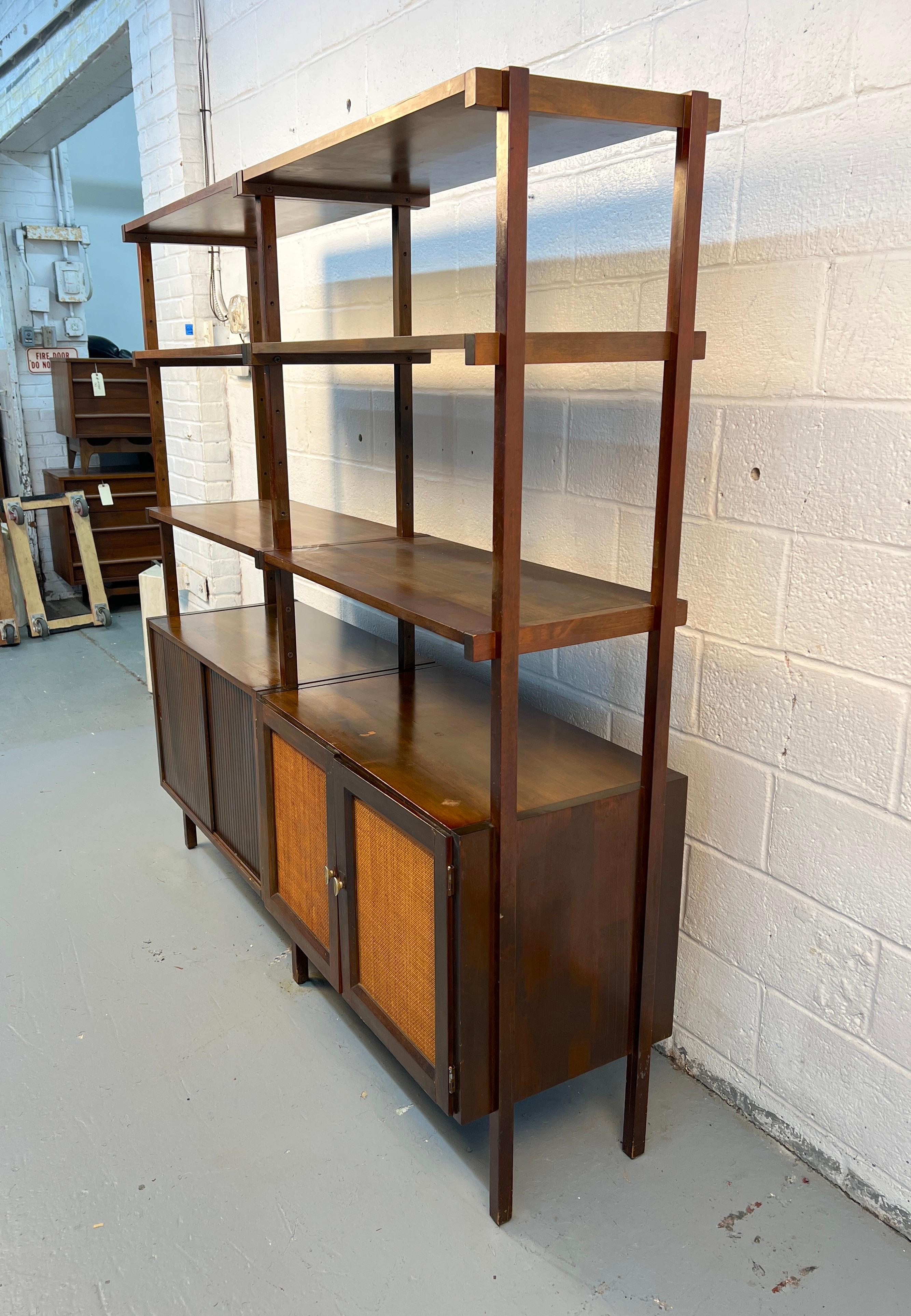 Libreria in noce moderna del metà del secolo In condizioni buone in vendita a Brooklyn, NY