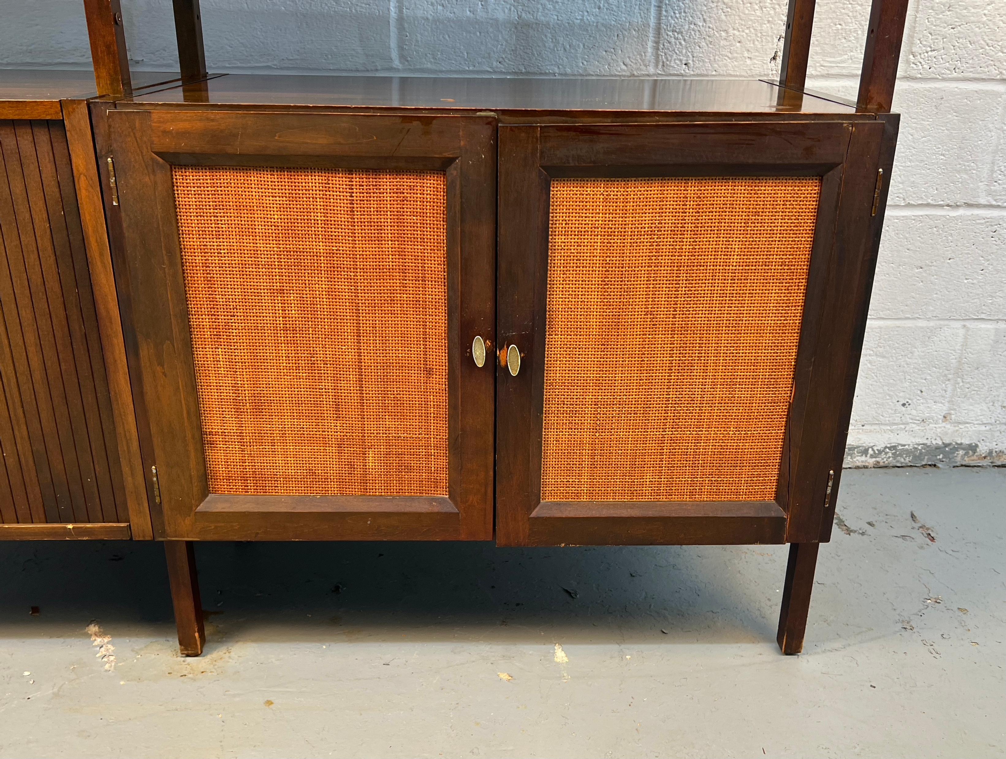 Libreria in noce moderna del metà del secolo in vendita 1