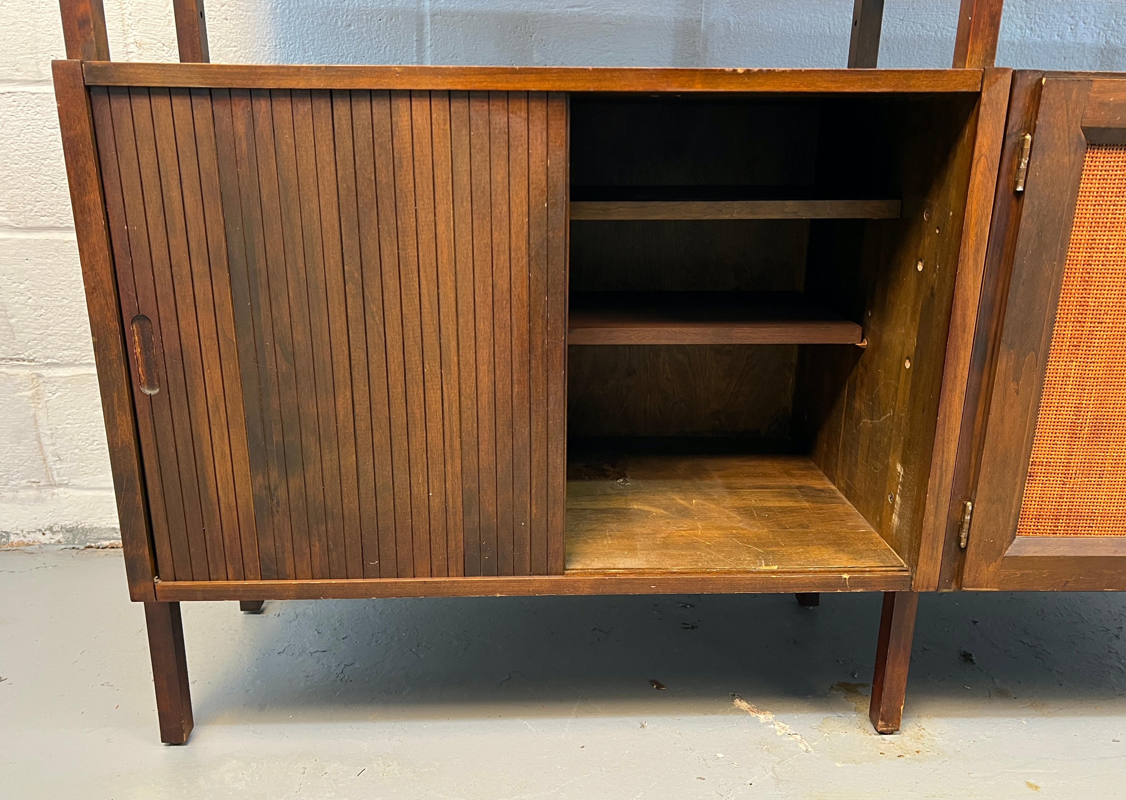 Libreria in noce moderna del metà del secolo in vendita 2