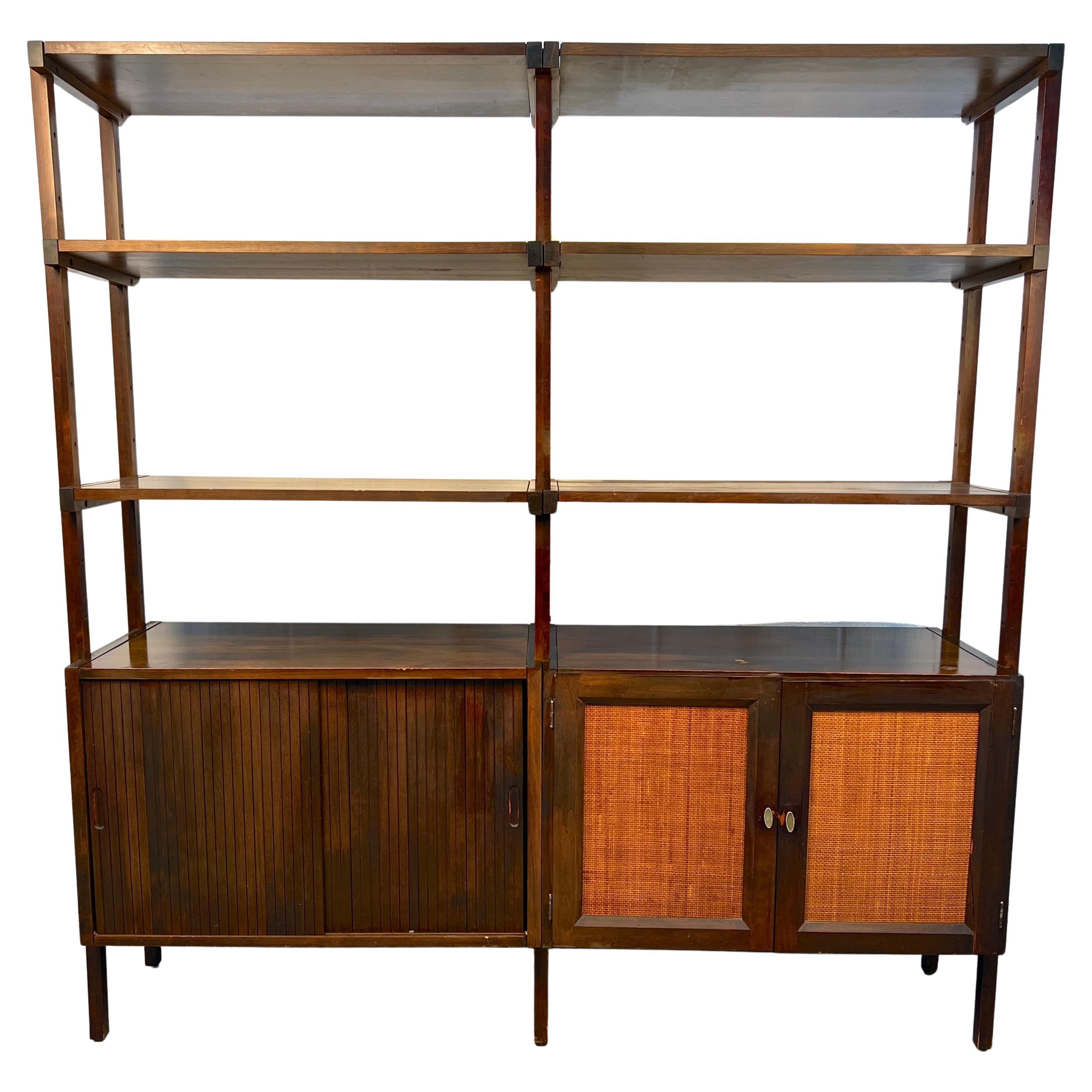 Libreria in noce moderna del metà del secolo