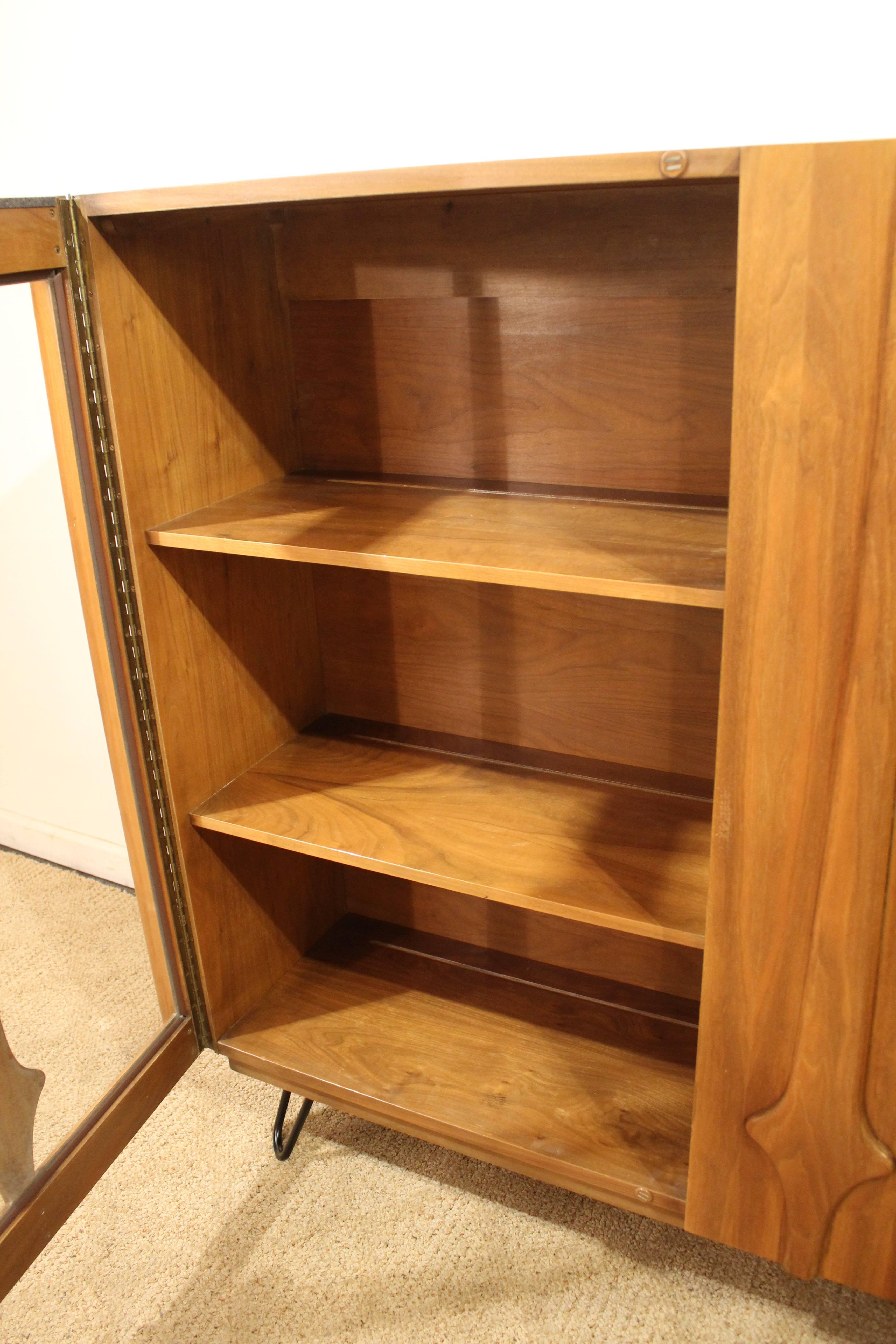 Mid-Century Modern Walnut Bookcase or Display Cabinet on Hairpin Legs In Excellent Condition In Wilmington, DE