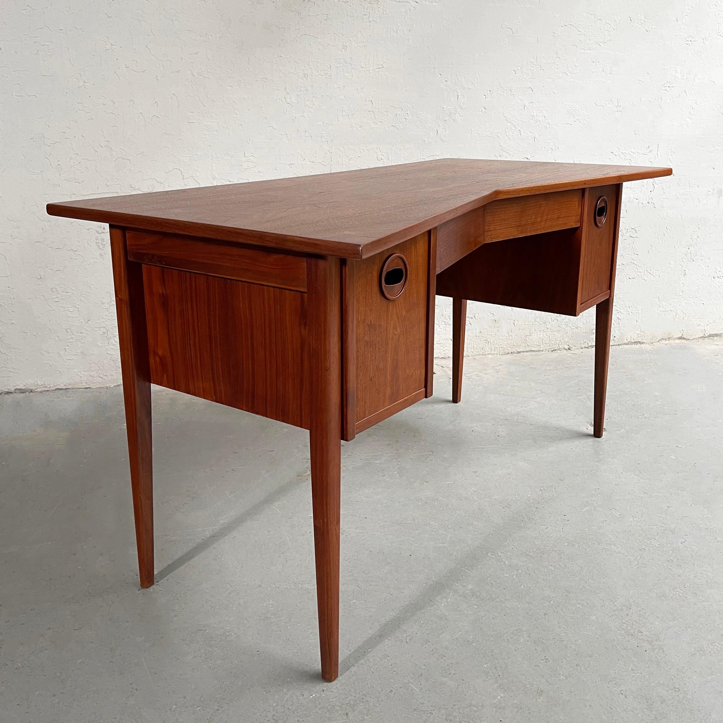 Mid-Century Modern Walnut Bowtie Desk In Good Condition In Brooklyn, NY