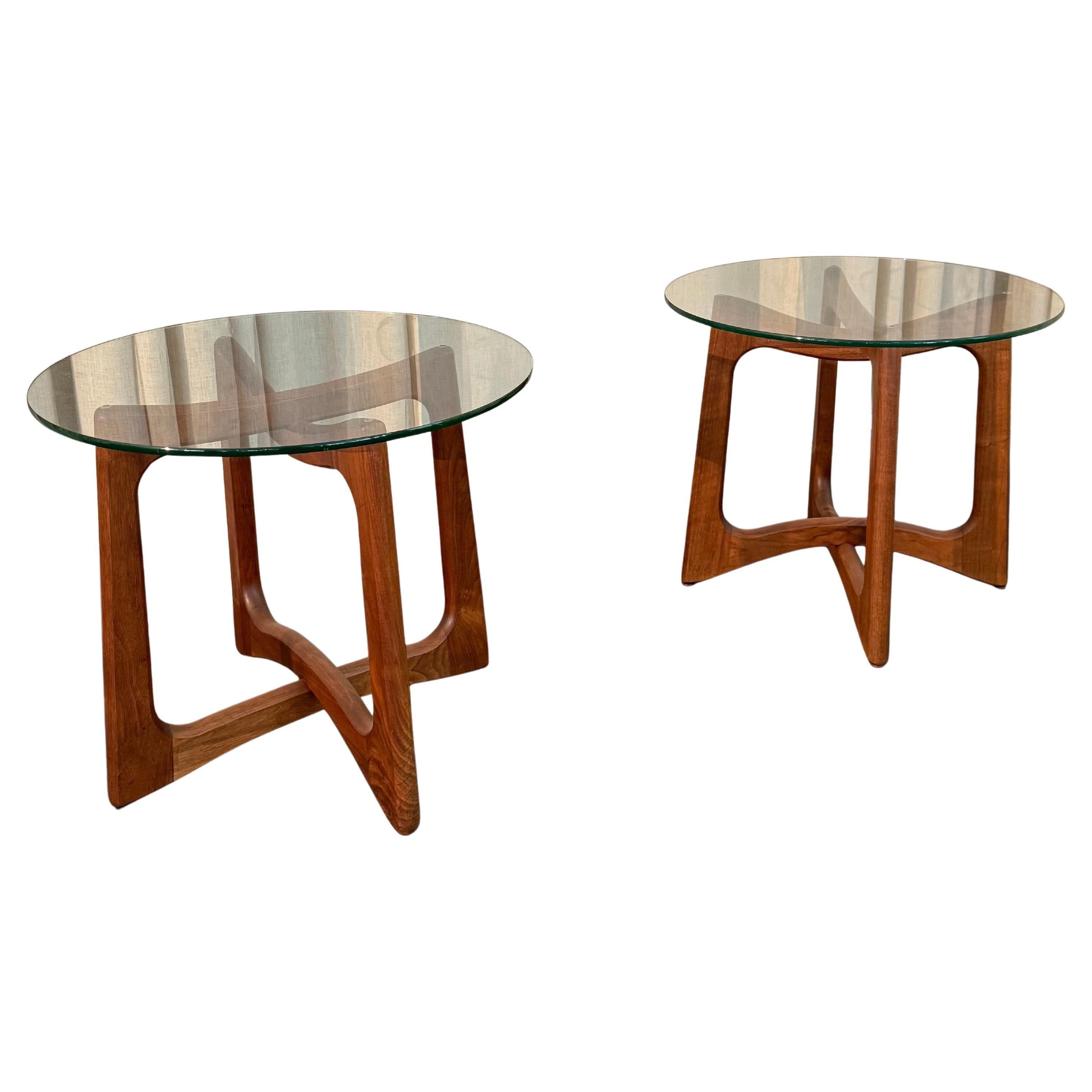 Mid-Century Modern Walnuss "Bowtie" End Tables von Adrian Pearsall im Angebot