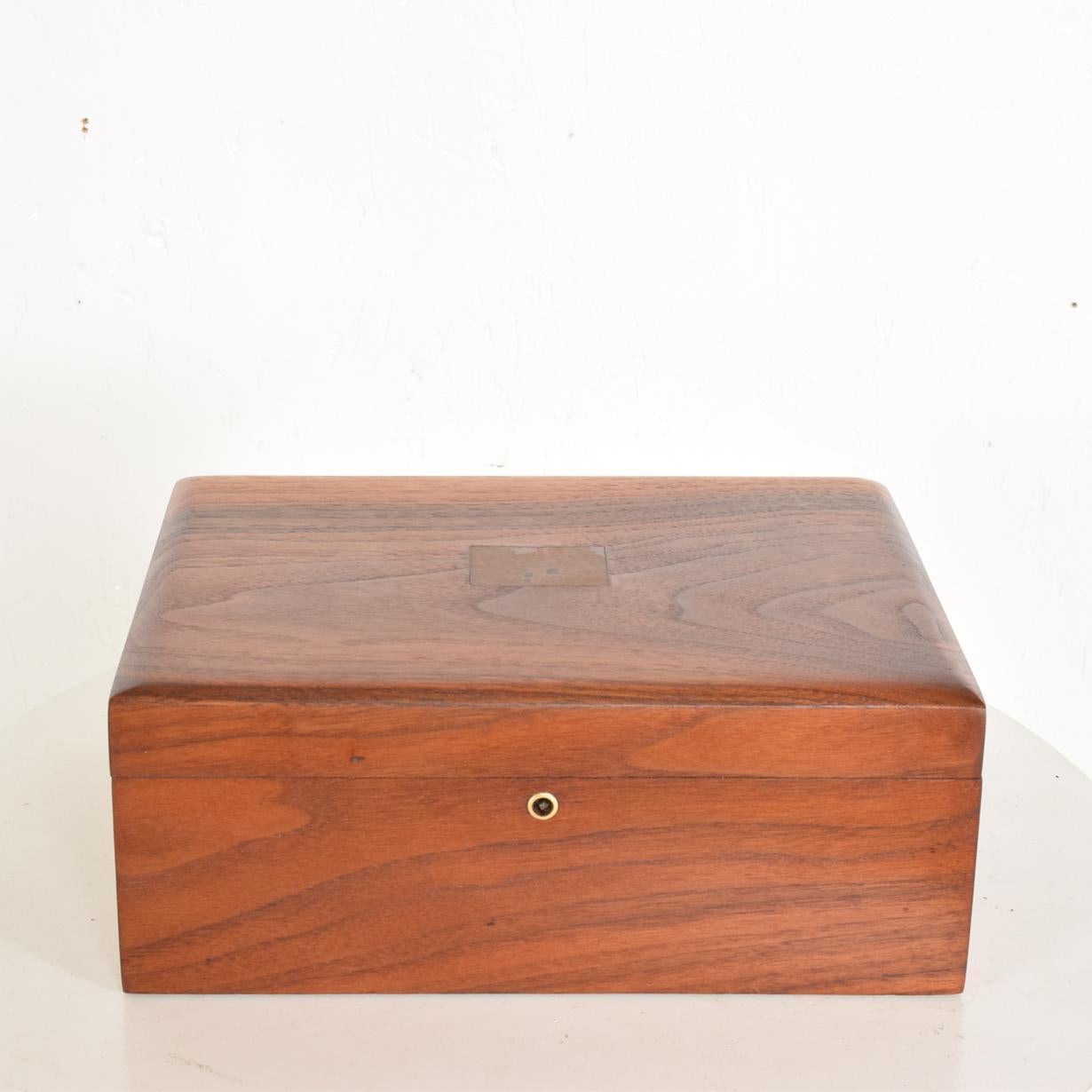 For your consideration, a Mid-Century Modern walnut box with copper ornamentation. 

Unmarked. Solid walnut wood with copper inlay on top. White acrylic in the interior. 

Dimensions: 11 1/4