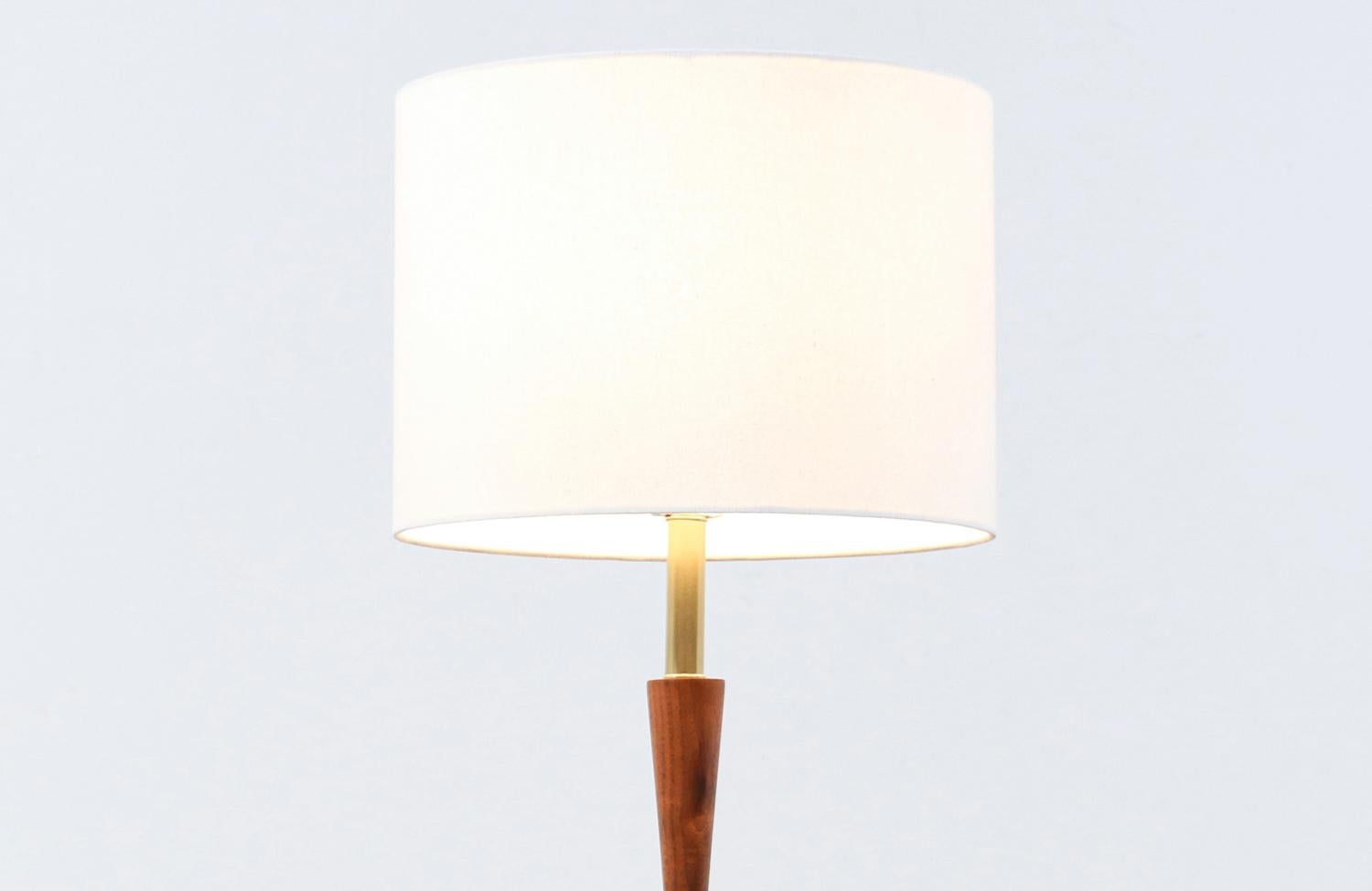 Mid-Century Modern Lampe de table d'appoint en noyer et laiton du milieu du siècle, restaurée par des experts, par Laurel en vente