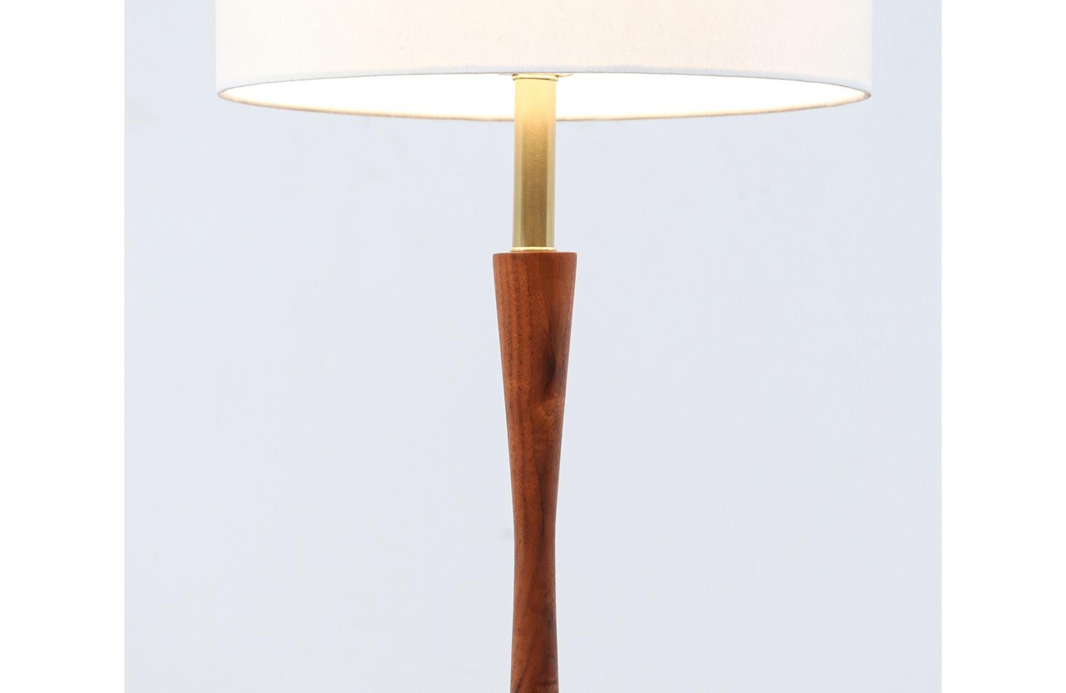 Milieu du XXe siècle Lampe de table d'appoint en noyer et laiton du milieu du siècle, restaurée par des experts, par Laurel en vente