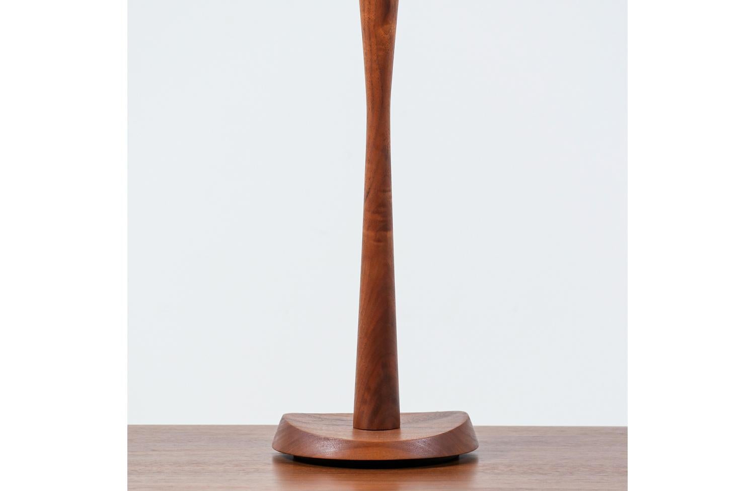 Laiton Lampe de table d'appoint en noyer et laiton du milieu du siècle, restaurée par des experts, par Laurel en vente