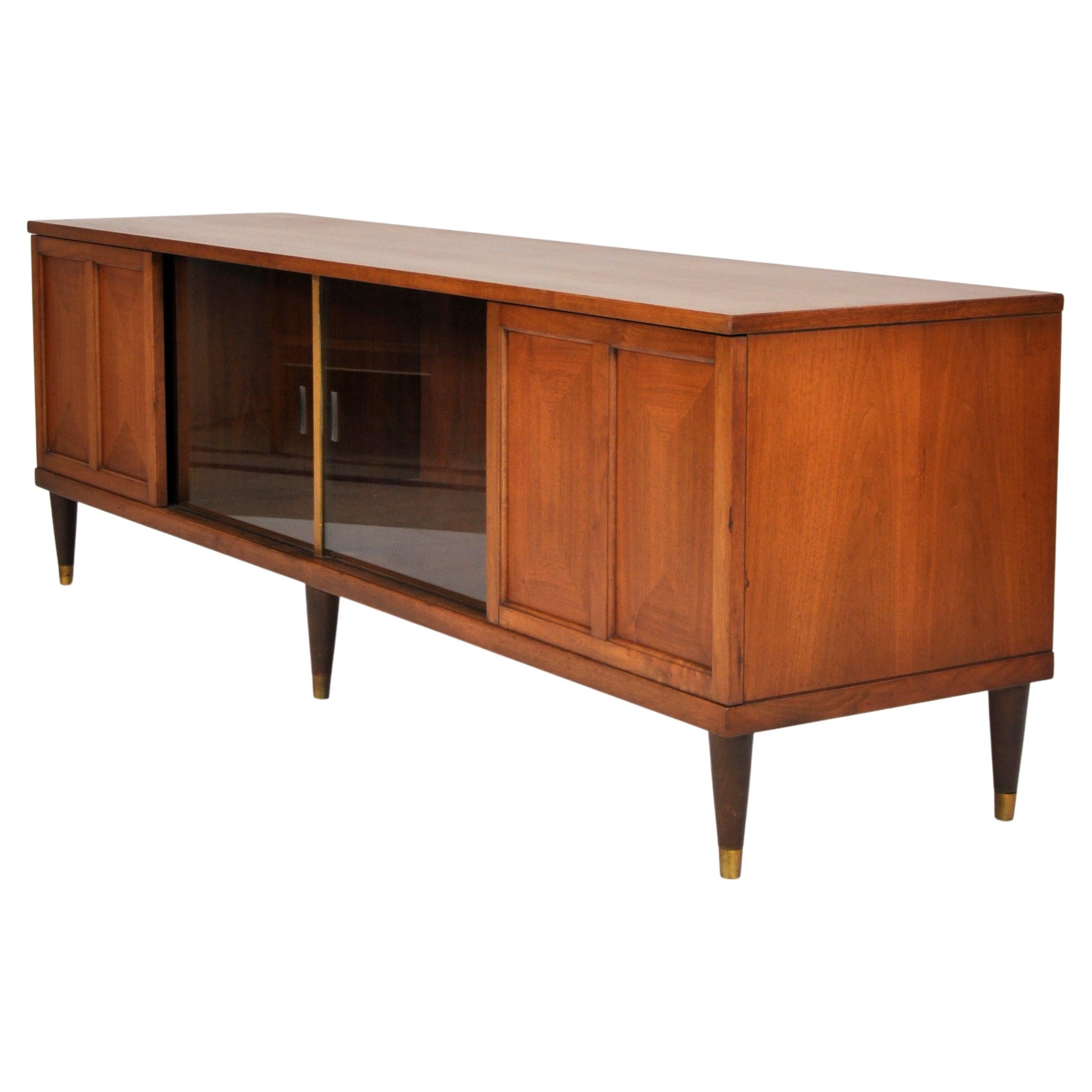 Mid-Century Modern Walnut, Brass and Glass Credenza Console Cabinet For Sale 1