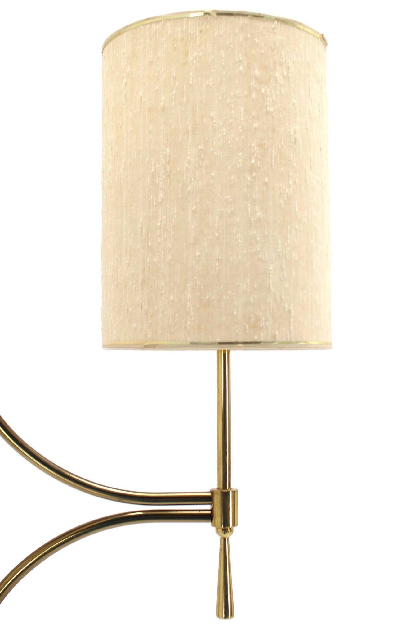 20ième siècle Mid Century Modern Walnut Brass Floor Lamp Round Marble Top Side Table Torchere  en vente