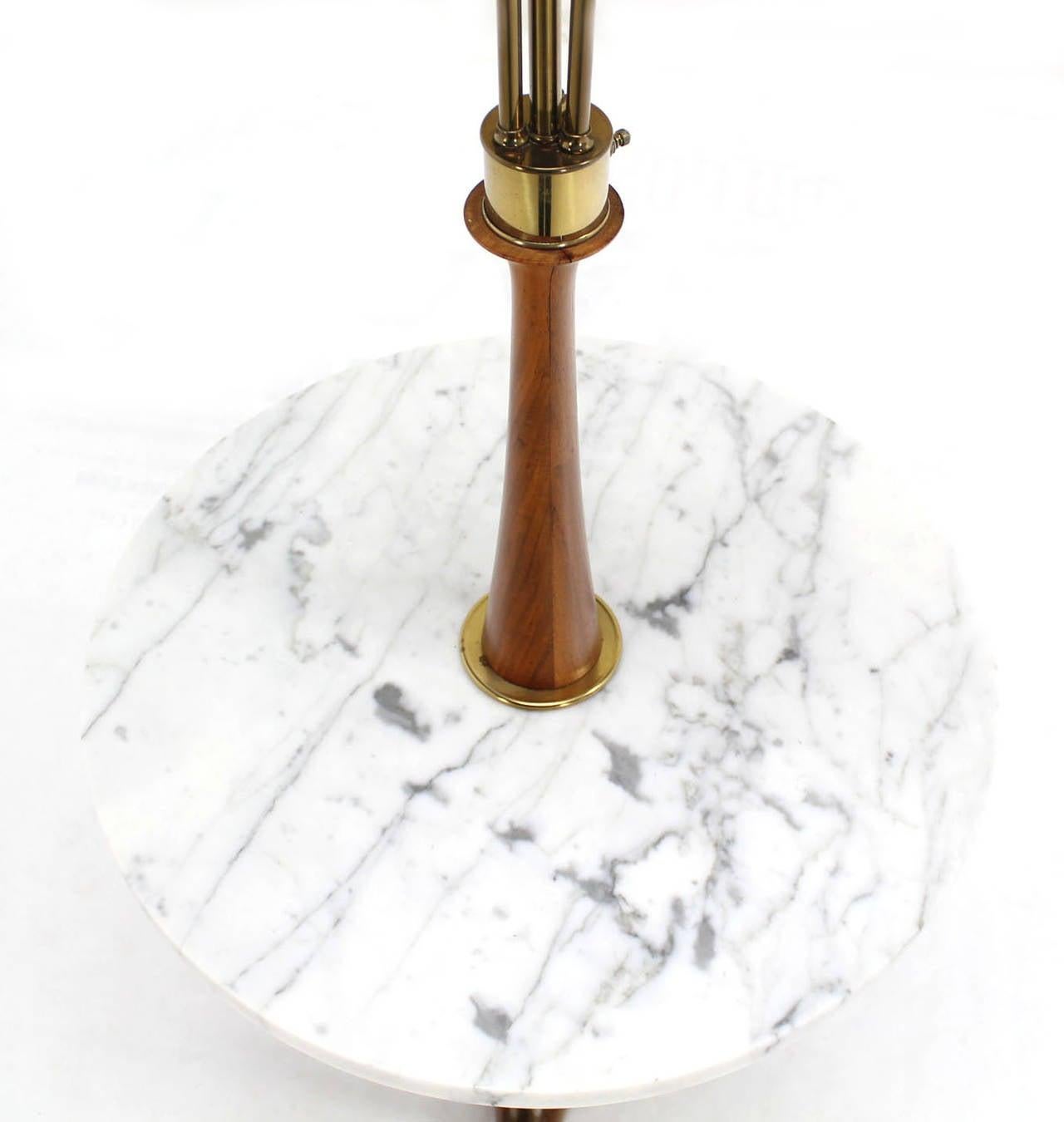 Laiton Mid Century Modern Walnut Brass Floor Lamp Round Marble Top Side Table Torchere  en vente