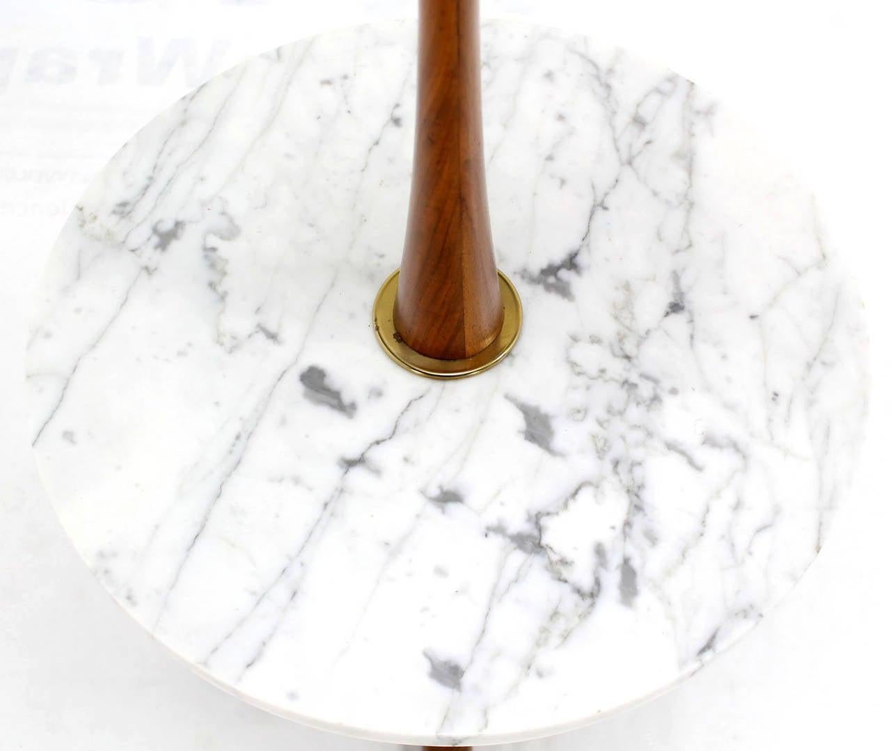 Mid Century Modern Walnut Brass Floor Lamp Round Marble Top Side Table Torchere  For Sale 2