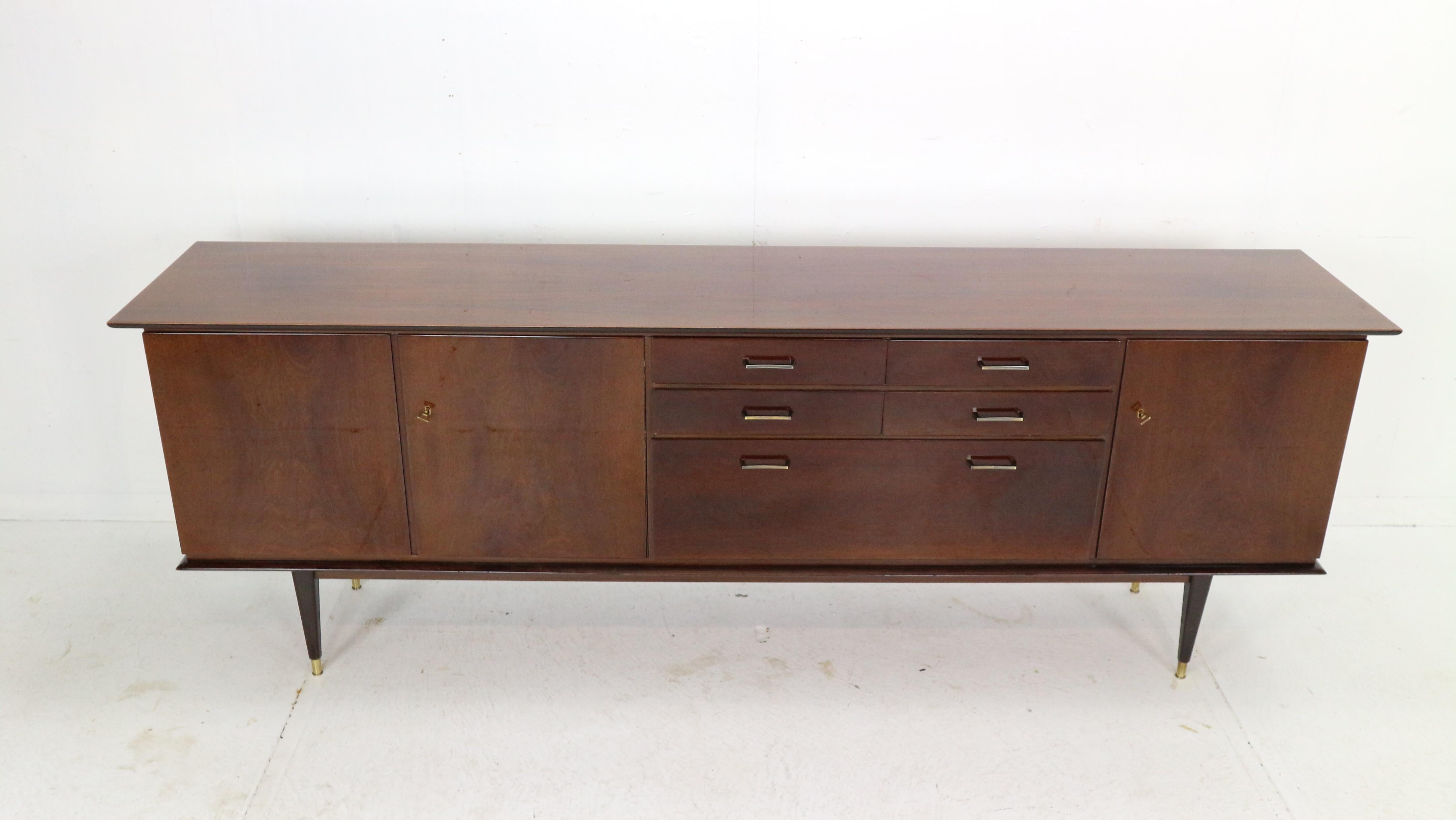 High Gloss Mid-Century Modern Walnut & Brass Large Sideboard, Denmark, 1960's In Good Condition In The Hague, NL