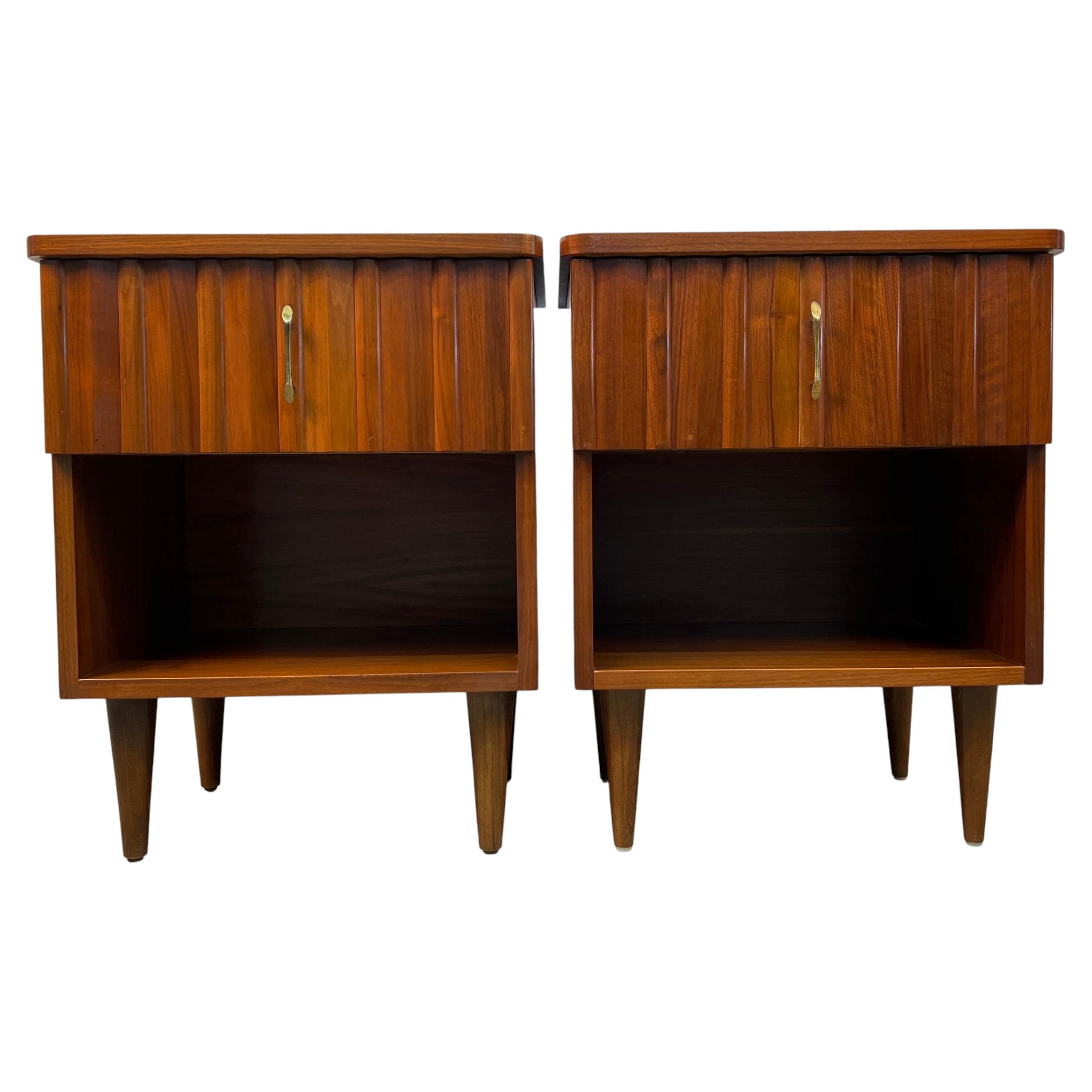 Comodini in stile Mid-Century Modern in noce e ottone di Young Manufacturing in vendita