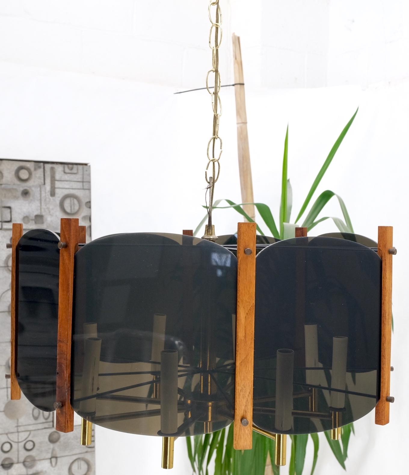 Luminaire à 8 bougies en noyer et laiton et verre fumé, de style moderne du milieu du siècle dernier en vente 3