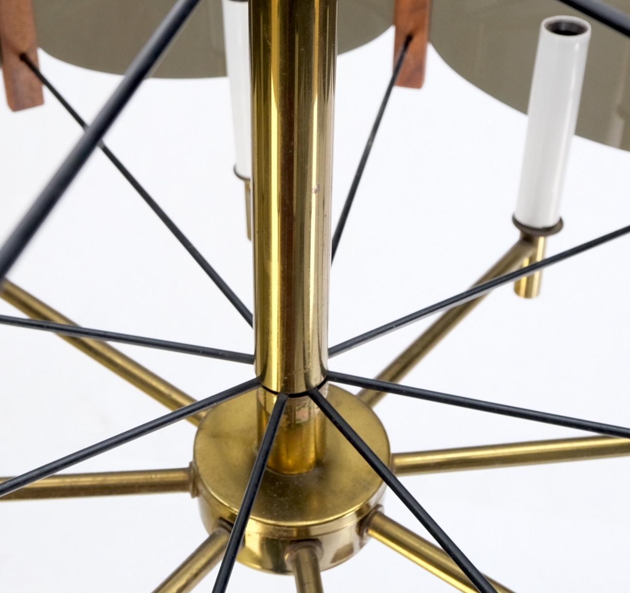 Américain Luminaire à 8 bougies en noyer et laiton et verre fumé, de style moderne du milieu du siècle dernier en vente