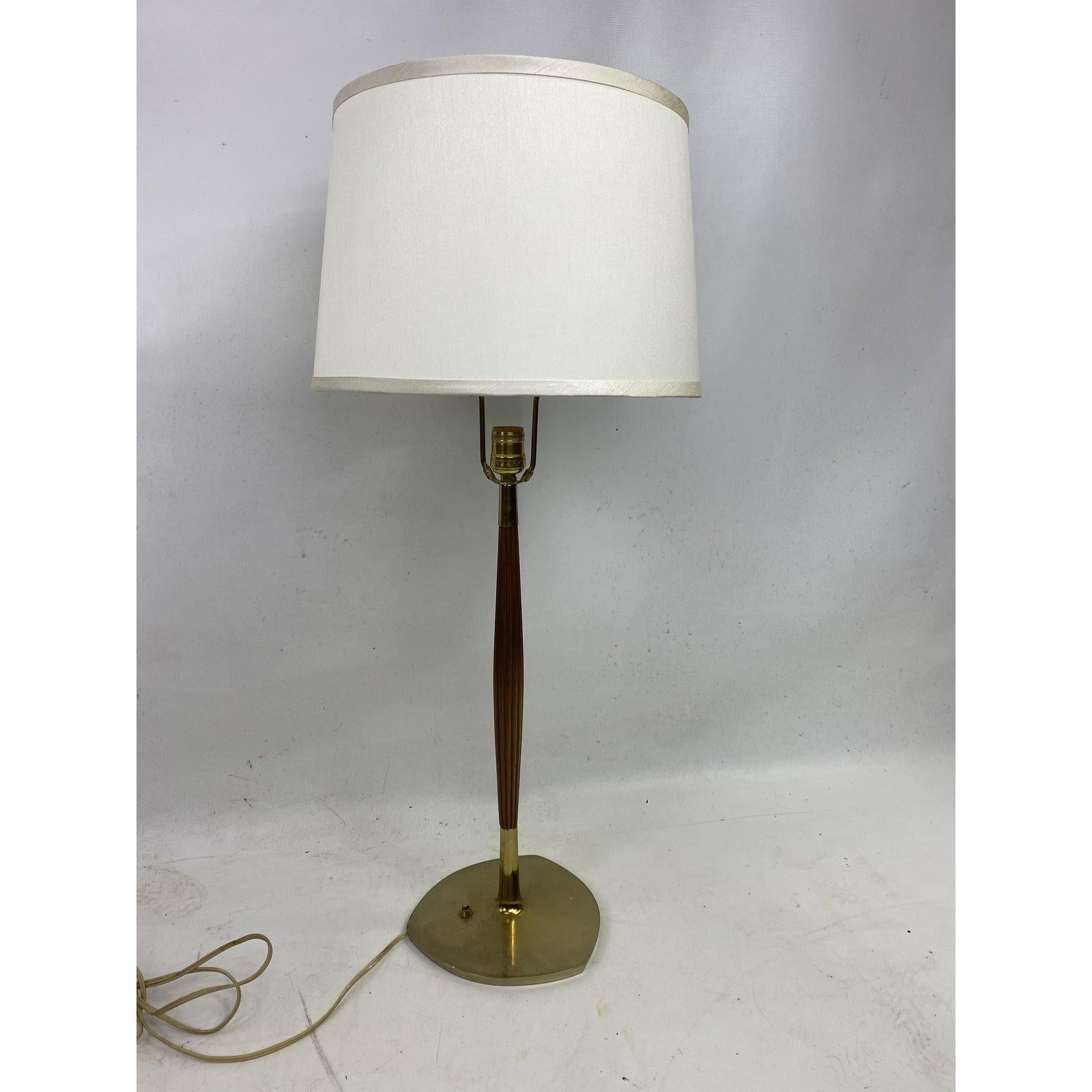 For sale is this very nice vintage modern table lamp. The lamp is walnut and brass. Also the shade is included.