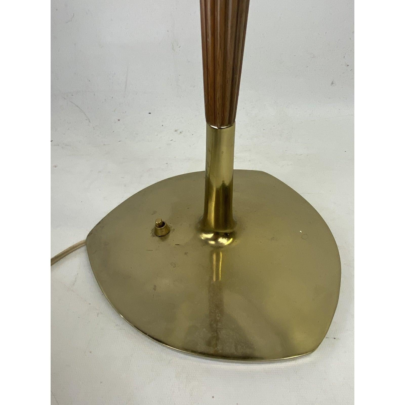 Mid-Century Modern Walnut & Brass Table Lamp W/ Shade Attributed to Thurston In Good Condition For Sale In Esperance, NY
