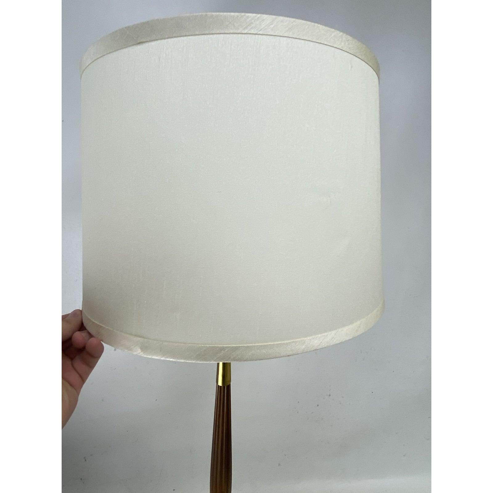 Mid-Century Modern Walnut & Brass Table Lamp W/ Shade Attributed to Thurston For Sale 2
