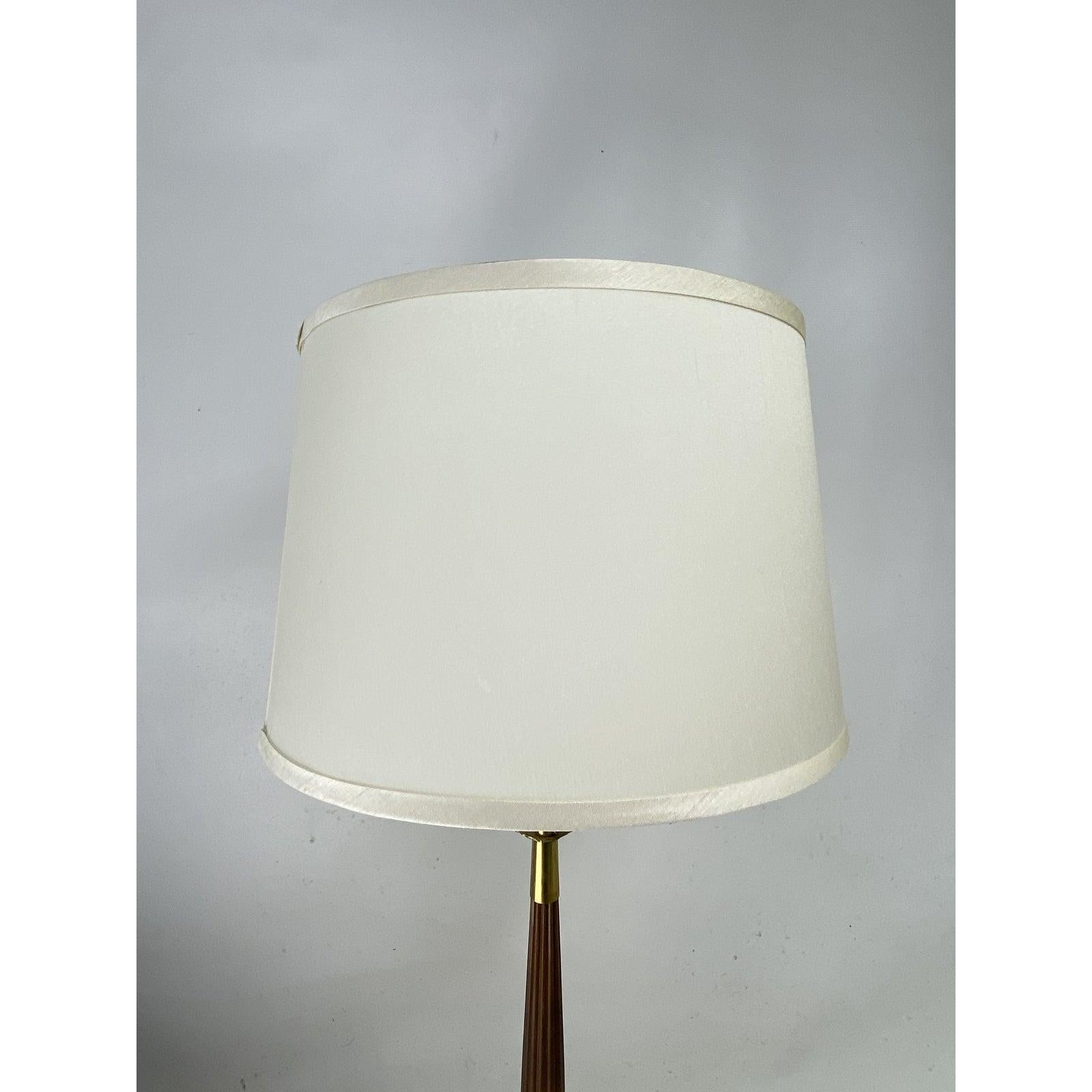 Mid-Century Modern Walnut & Brass Table Lamp W/ Shade Attributed to Thurston For Sale 4