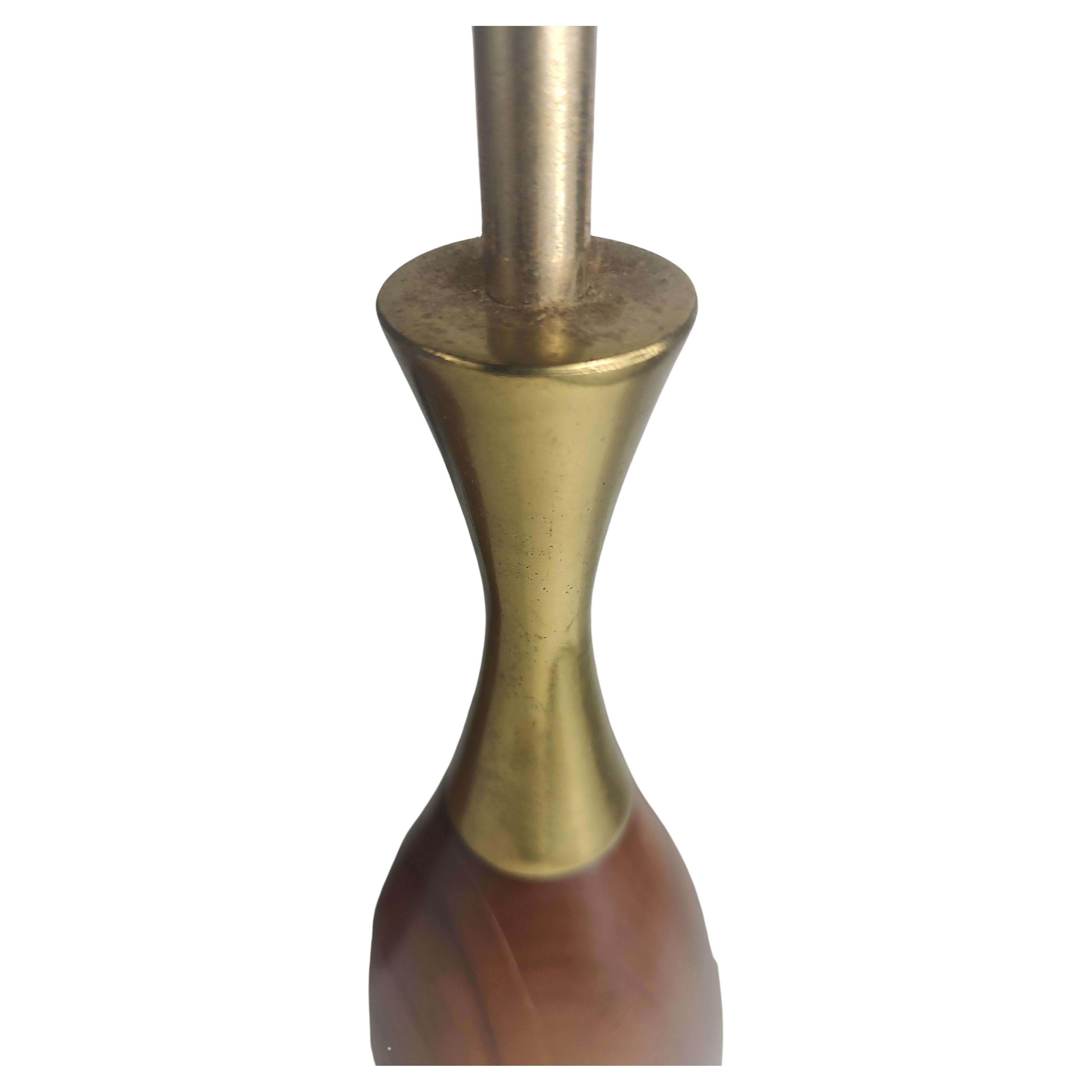 Mid-Century Modern-Tischlampen aus Nussbaum und Messing, Schalen-Anstecknadelform, Tony Paul (Moderne der Mitte des Jahrhunderts) im Angebot