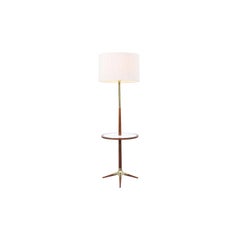 Lampada da terra a treppiede in legno di noce e ottone con tavolino, in stile Mid-Century Modern