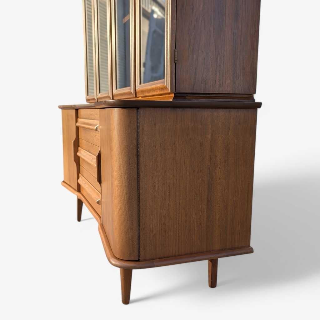 Mid-Century Modern Walnut Buffet and Hutch by Young Manufacturing Co., 1960s in vendita 3