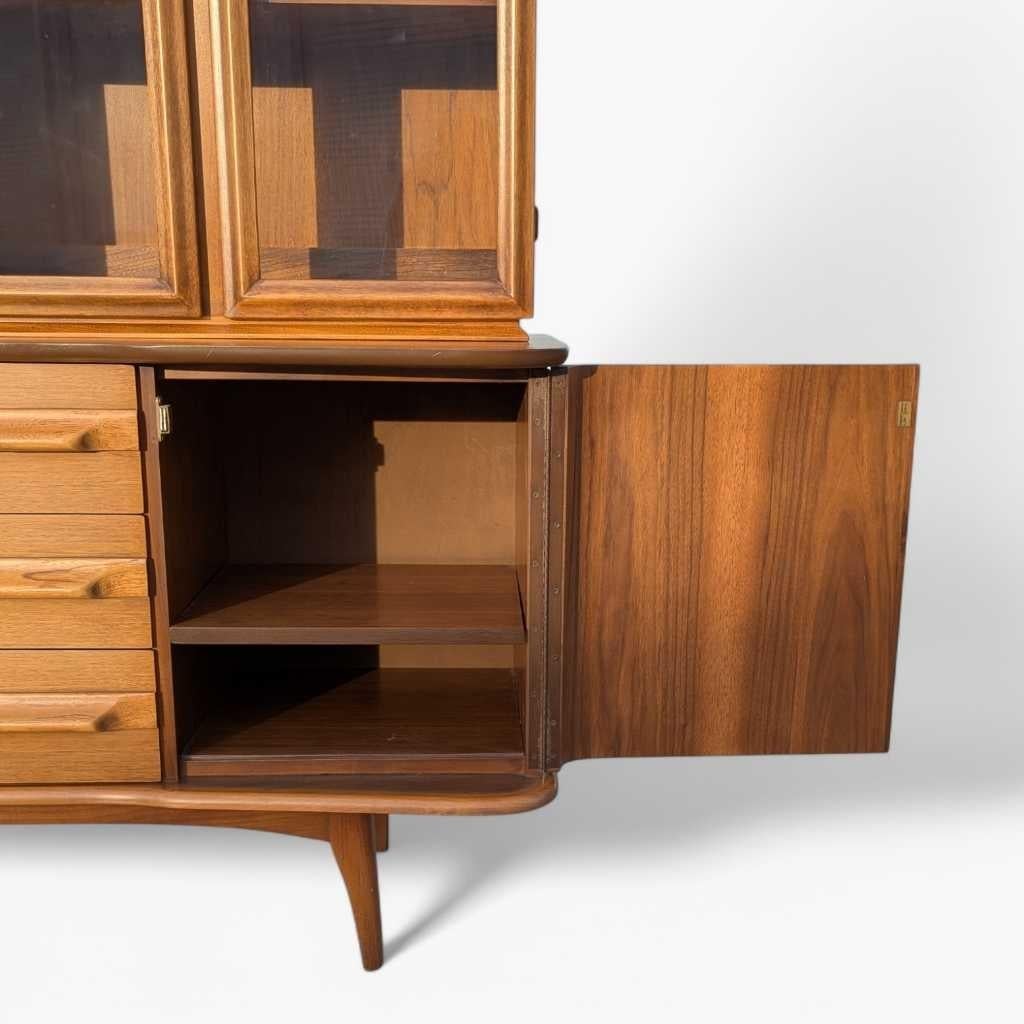 Mid-Century Modern Walnut Buffet and Hutch by Young Manufacturing Co., 1960s in vendita 4