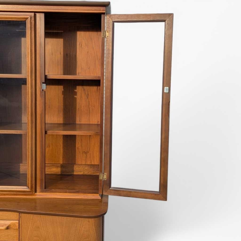 Mid-Century Modern Walnut Buffet and Hutch by Young Manufacturing Co., 1960s in vendita 5