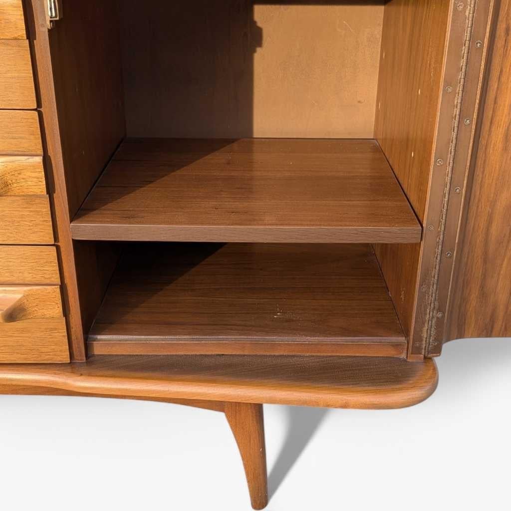 Mid-Century Modern Walnut Buffet and Hutch by Young Manufacturing Co., 1960s in vendita 6