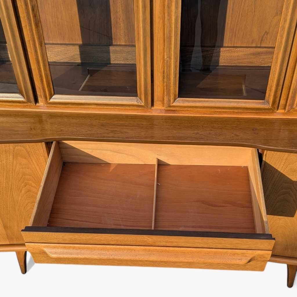 Mid-Century Modern Walnut Buffet and Hutch by Young Manufacturing Co., 1960s in vendita 9