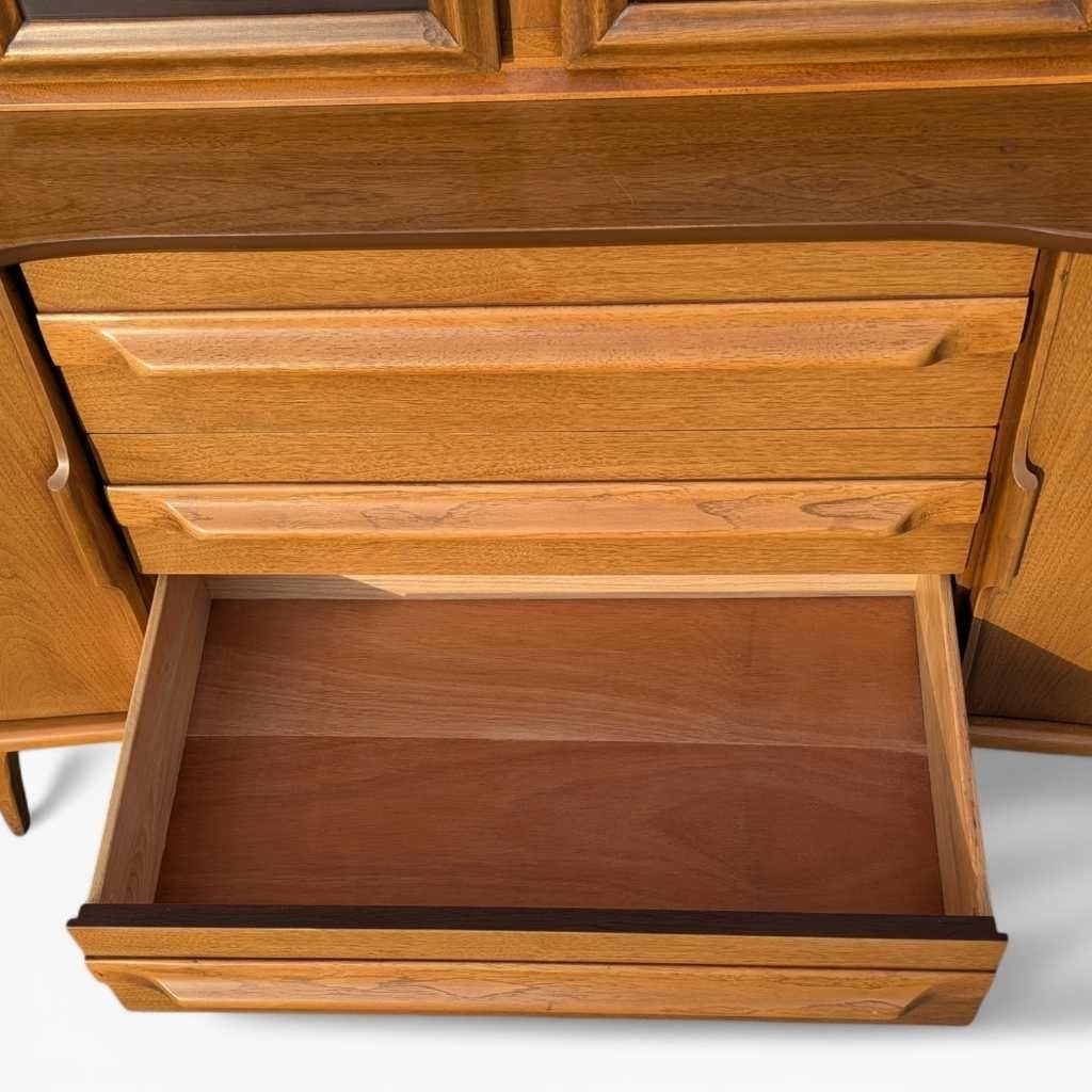 Mid-Century Modern Walnut Buffet and Hutch by Young Manufacturing Co., 1960s in vendita 10