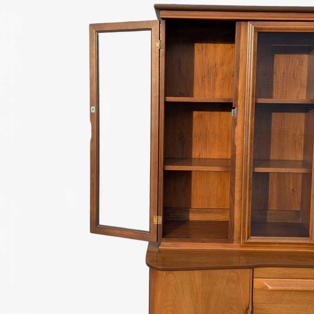 Mid-Century Modern Walnut Buffet and Hutch by Young Manufacturing Co., 1960s in vendita 11