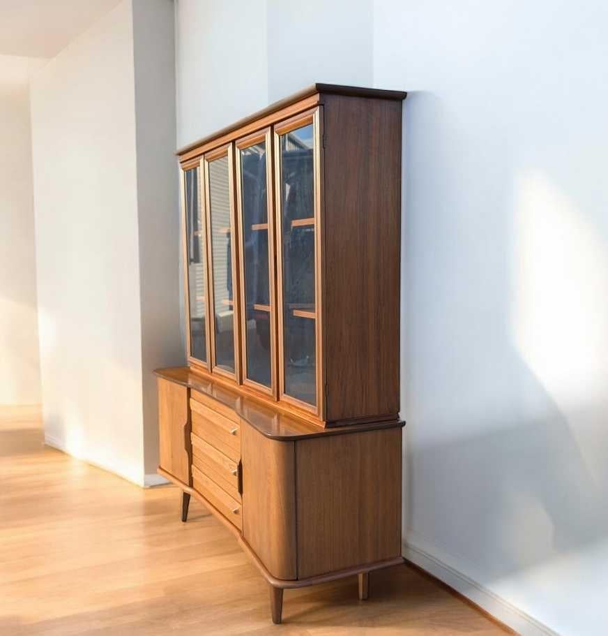 A beautifully crafted Mid-Century Modern walnut buffet and hutch by Young Manufacturing Co., combining elegant form with practical storage. Designed in the 1960s, this two-piece cabinet showcases the brand’s signature sculpted lines, rich walnut