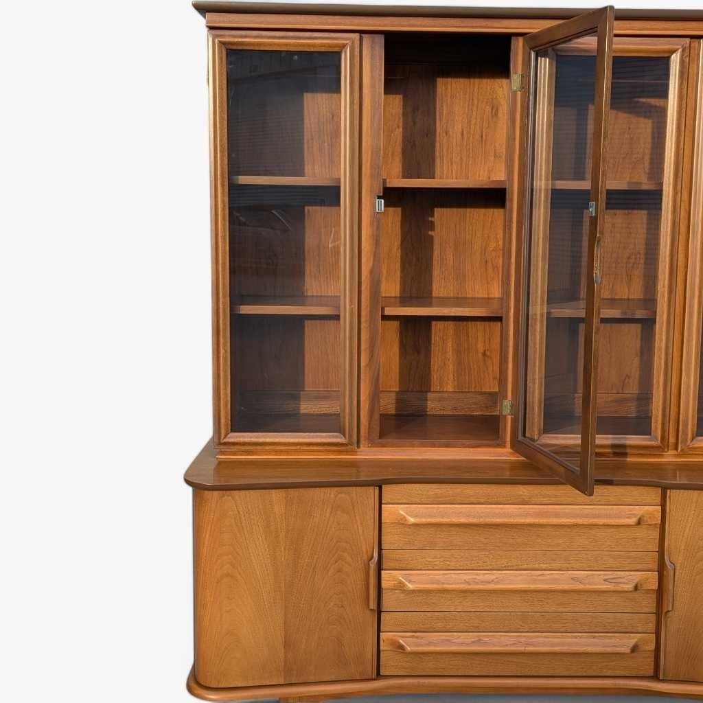 Americano Mid-Century Modern Walnut Buffet and Hutch by Young Manufacturing Co., 1960s in vendita