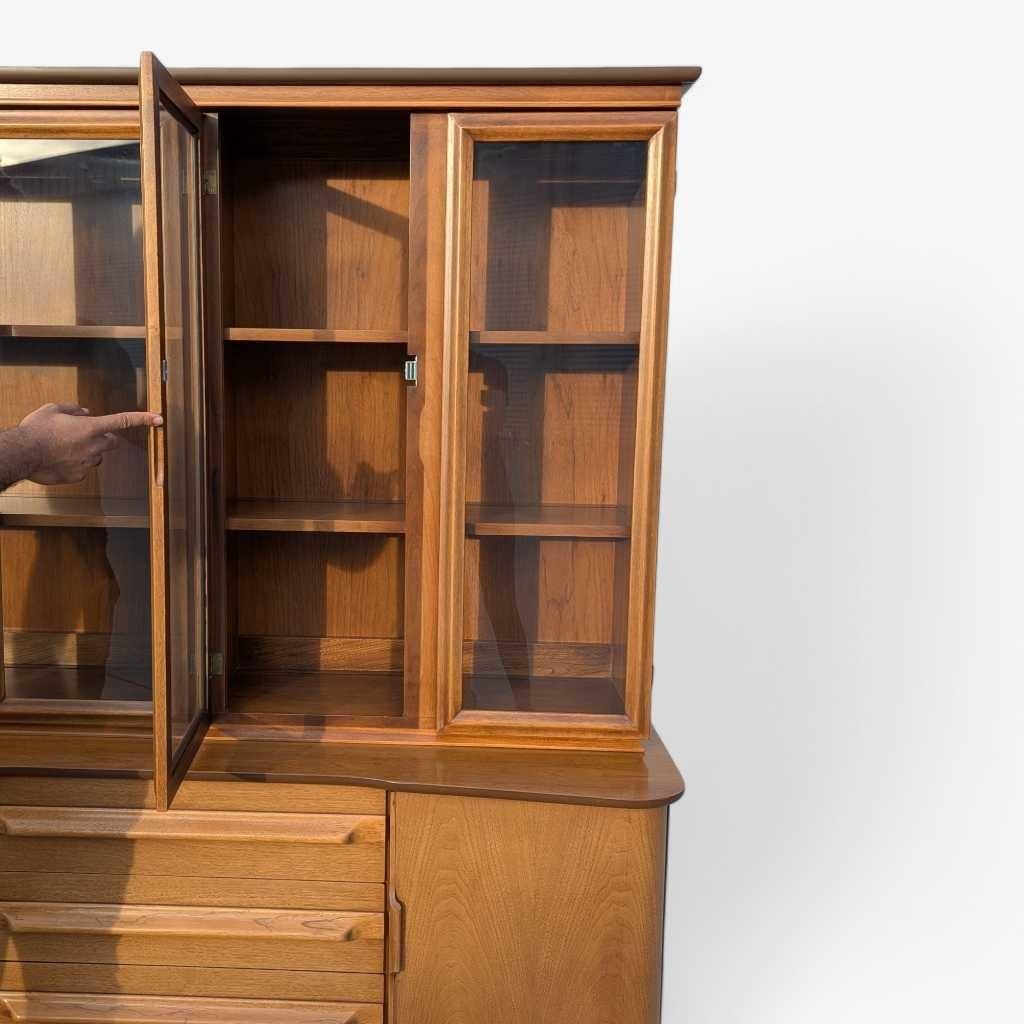Mid-Century Modern Walnut Buffet and Hutch by Young Manufacturing Co., 1960s In condizioni buone in vendita a Rancho Cucamonga, CA