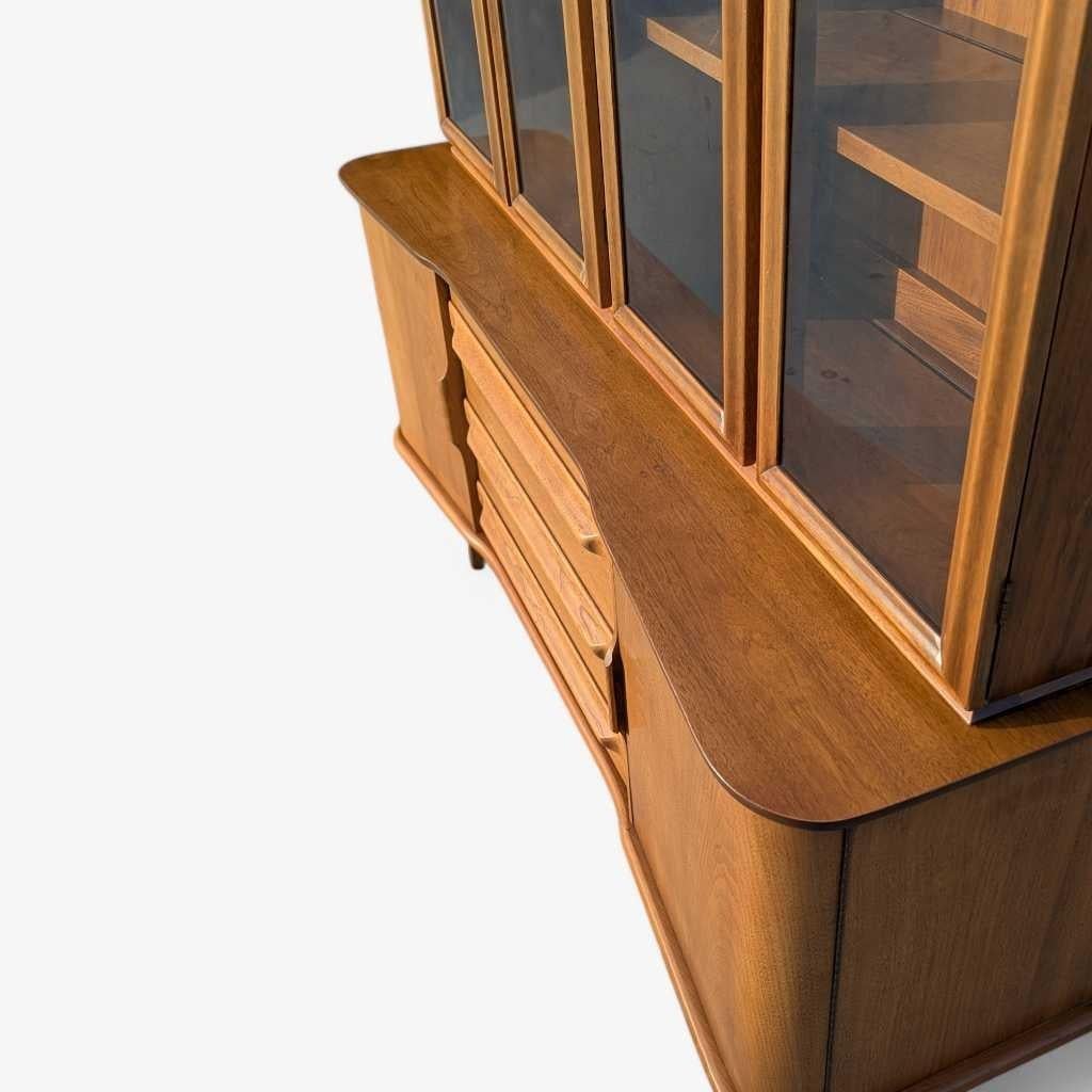 Vetro Mid-Century Modern Walnut Buffet and Hutch by Young Manufacturing Co., 1960s in vendita