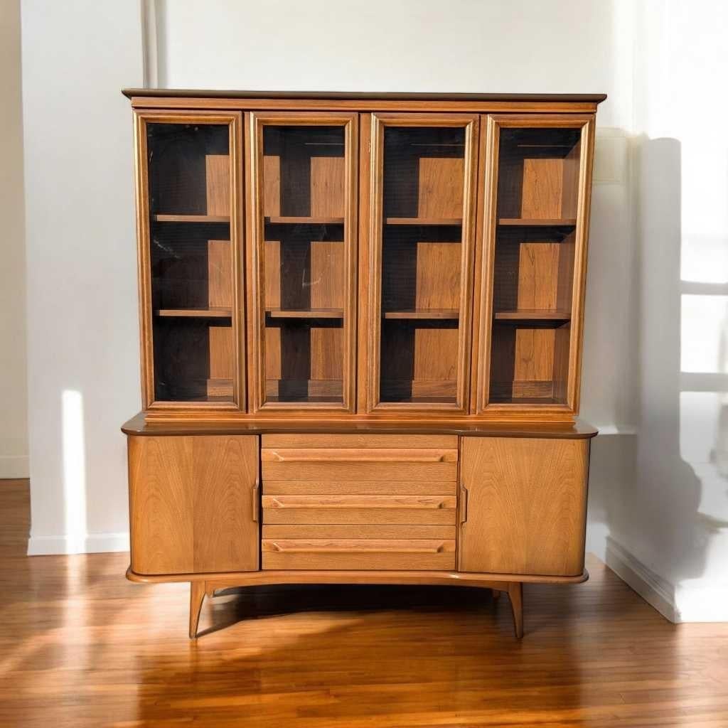Mid-Century Modern Walnut Buffet and Hutch by Young Manufacturing Co., 1960s in vendita 1
