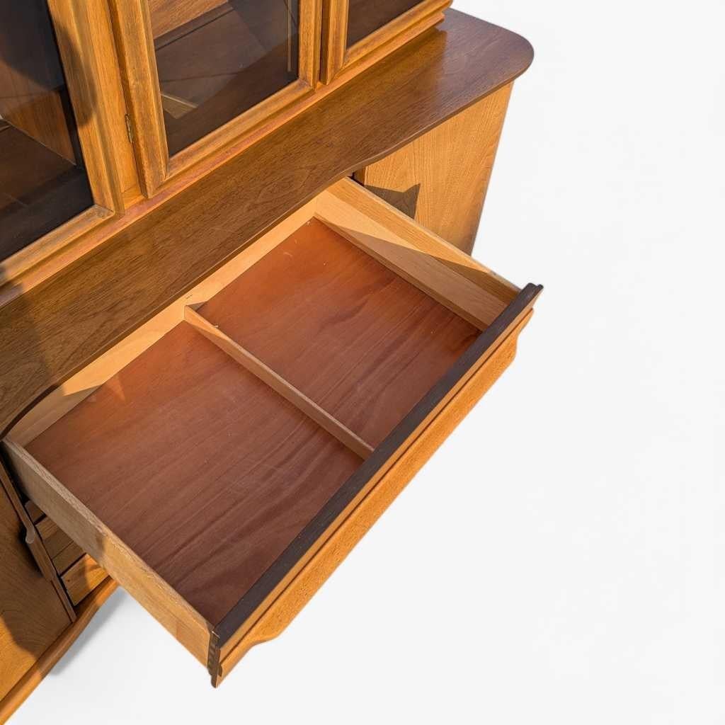 Mid-Century Modern Walnut Buffet and Hutch by Young Manufacturing Co., 1960s in vendita 2