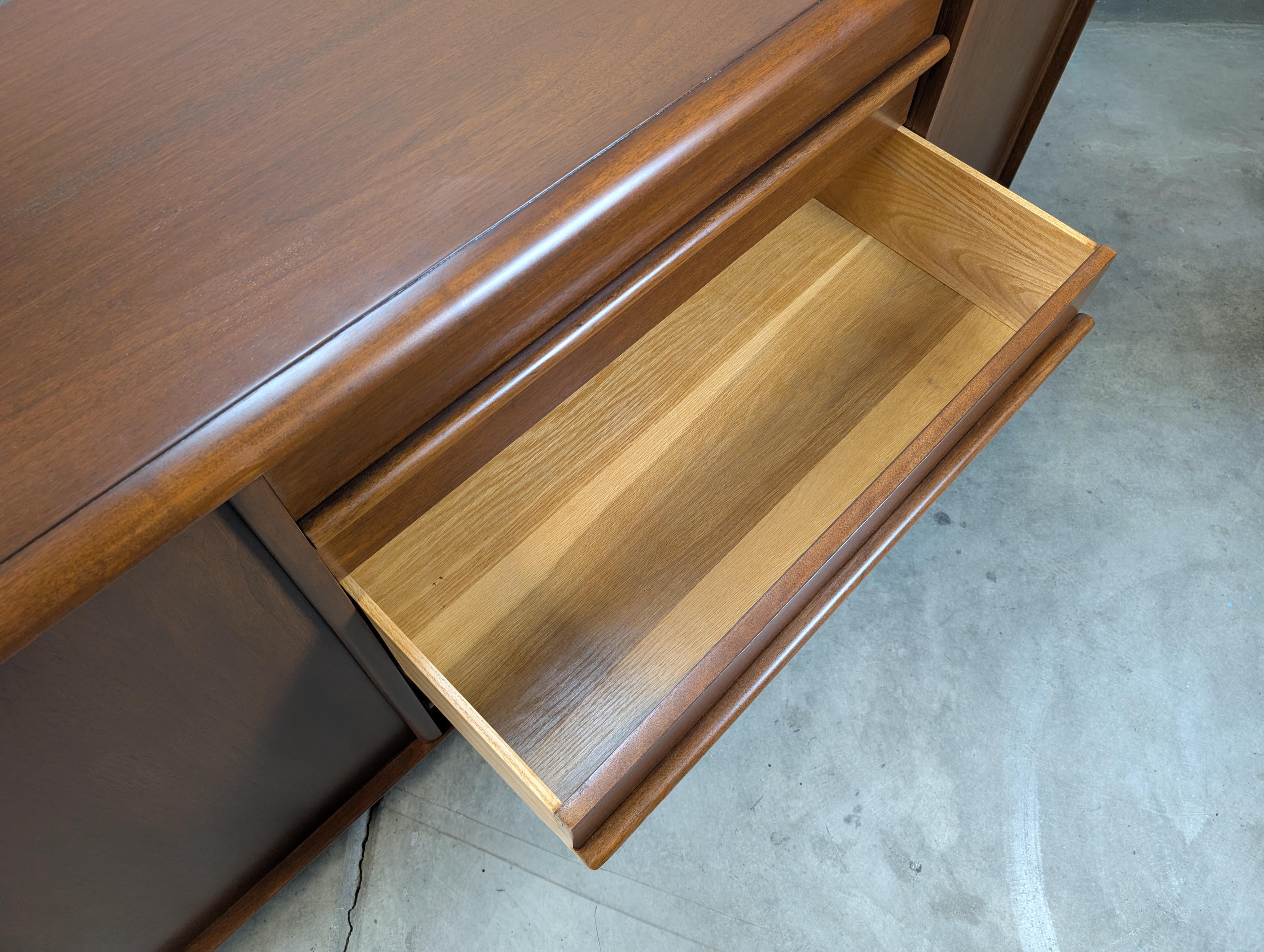 Modernes Nussbaum-Buffet aus der Jahrhundertmitte von T.H. Robsjohn-Gibbings für Widdicomb, um 1960 im Angebot 3