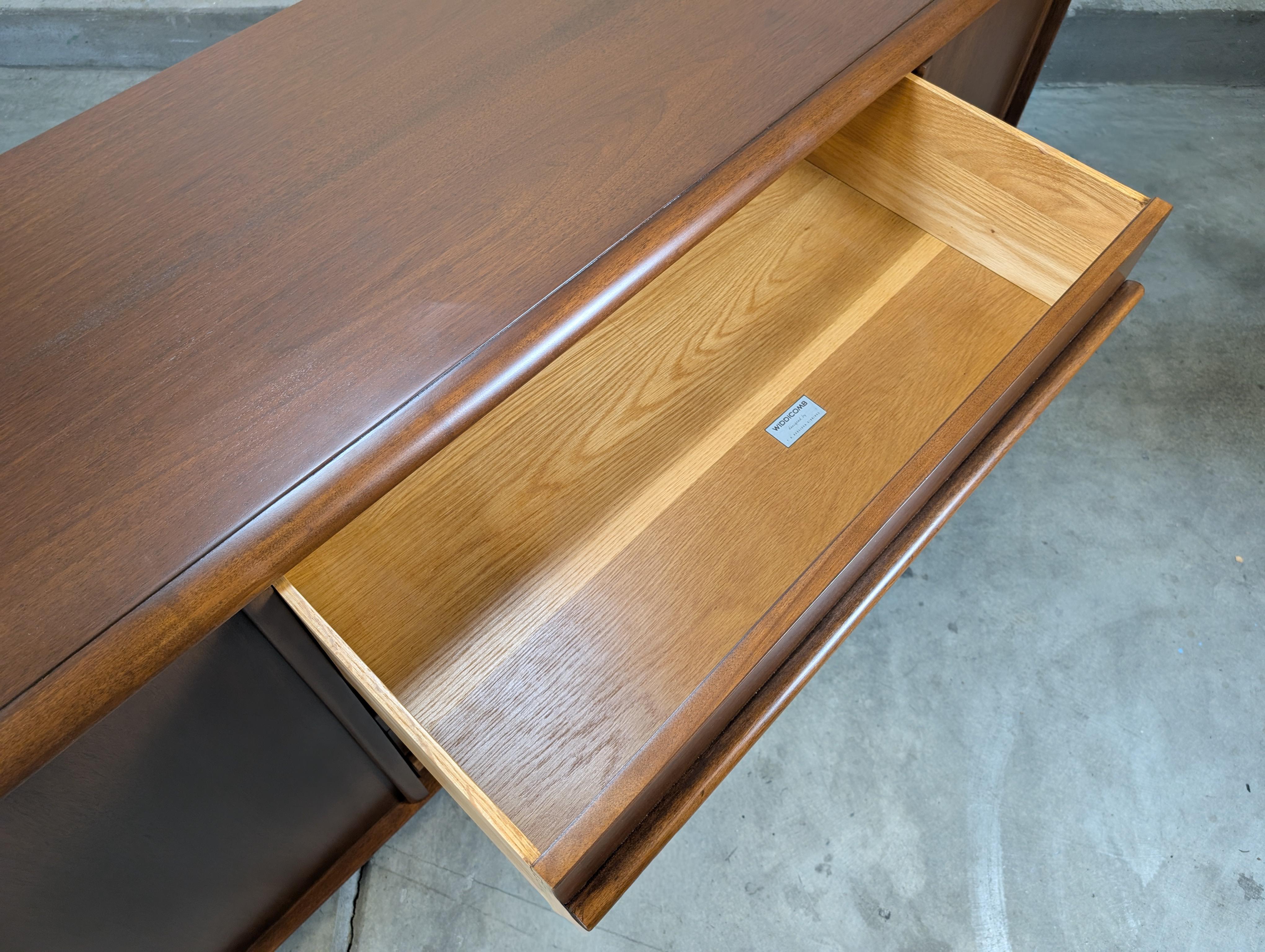 Modernes Nussbaum-Buffet aus der Jahrhundertmitte von T.H. Robsjohn-Gibbings für Widdicomb, um 1960 im Angebot 4