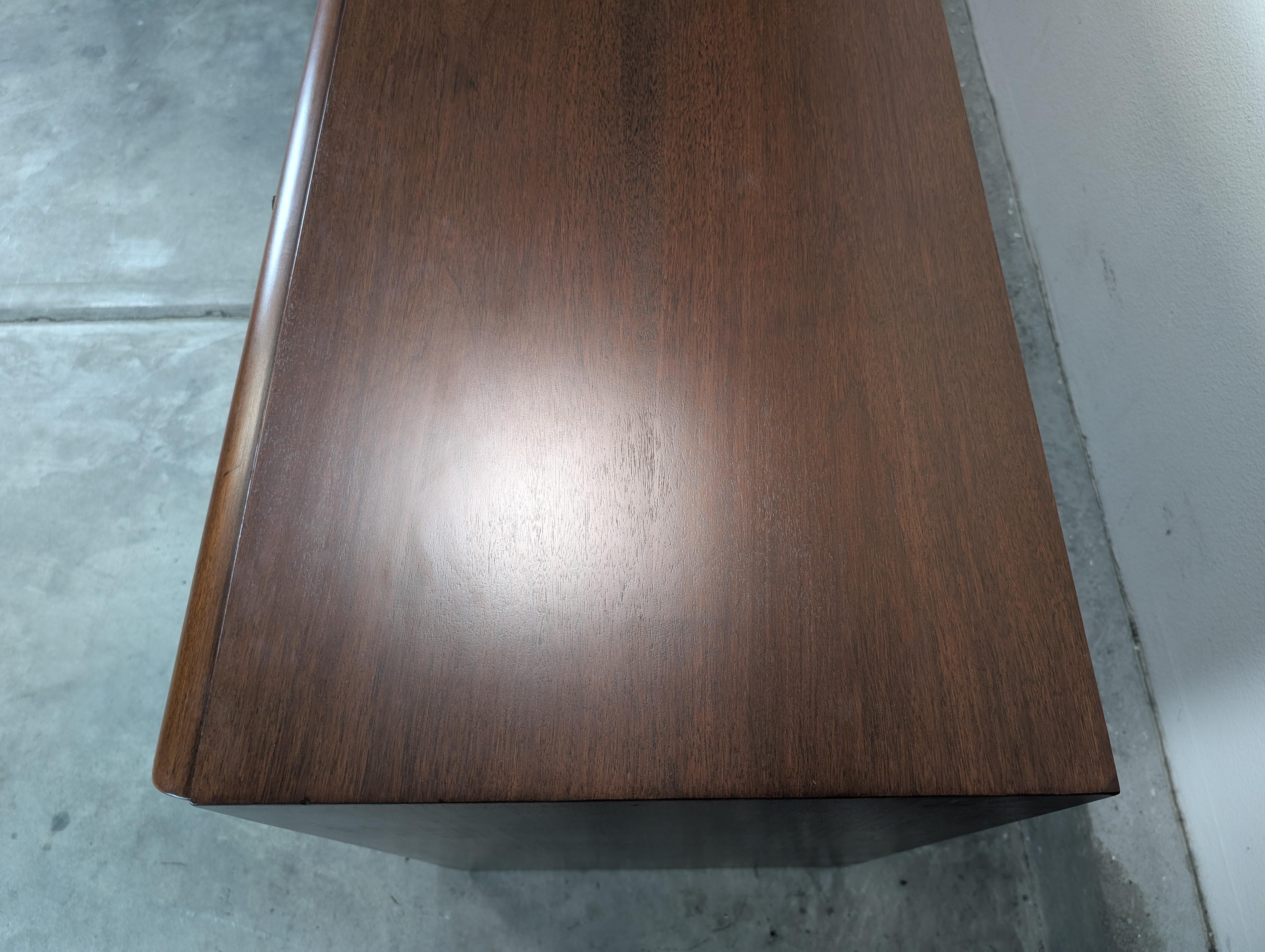 Modernes Nussbaum-Buffet aus der Jahrhundertmitte von T.H. Robsjohn-Gibbings für Widdicomb, um 1960 im Angebot 6