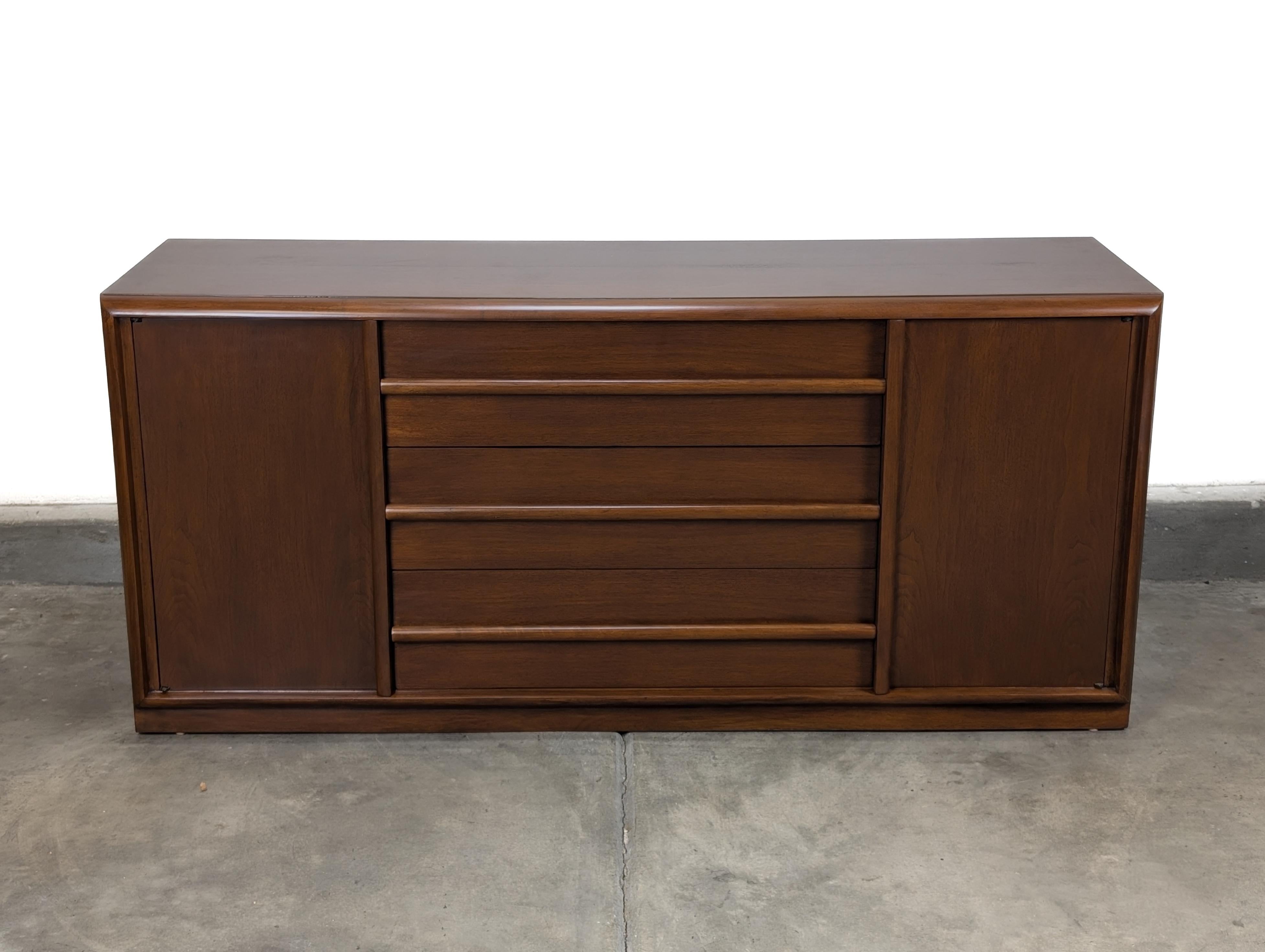 Modernes Nussbaum-Buffet aus der Jahrhundertmitte von T.H. Robsjohn-Gibbings für Widdicomb, um 1960 im Angebot 7