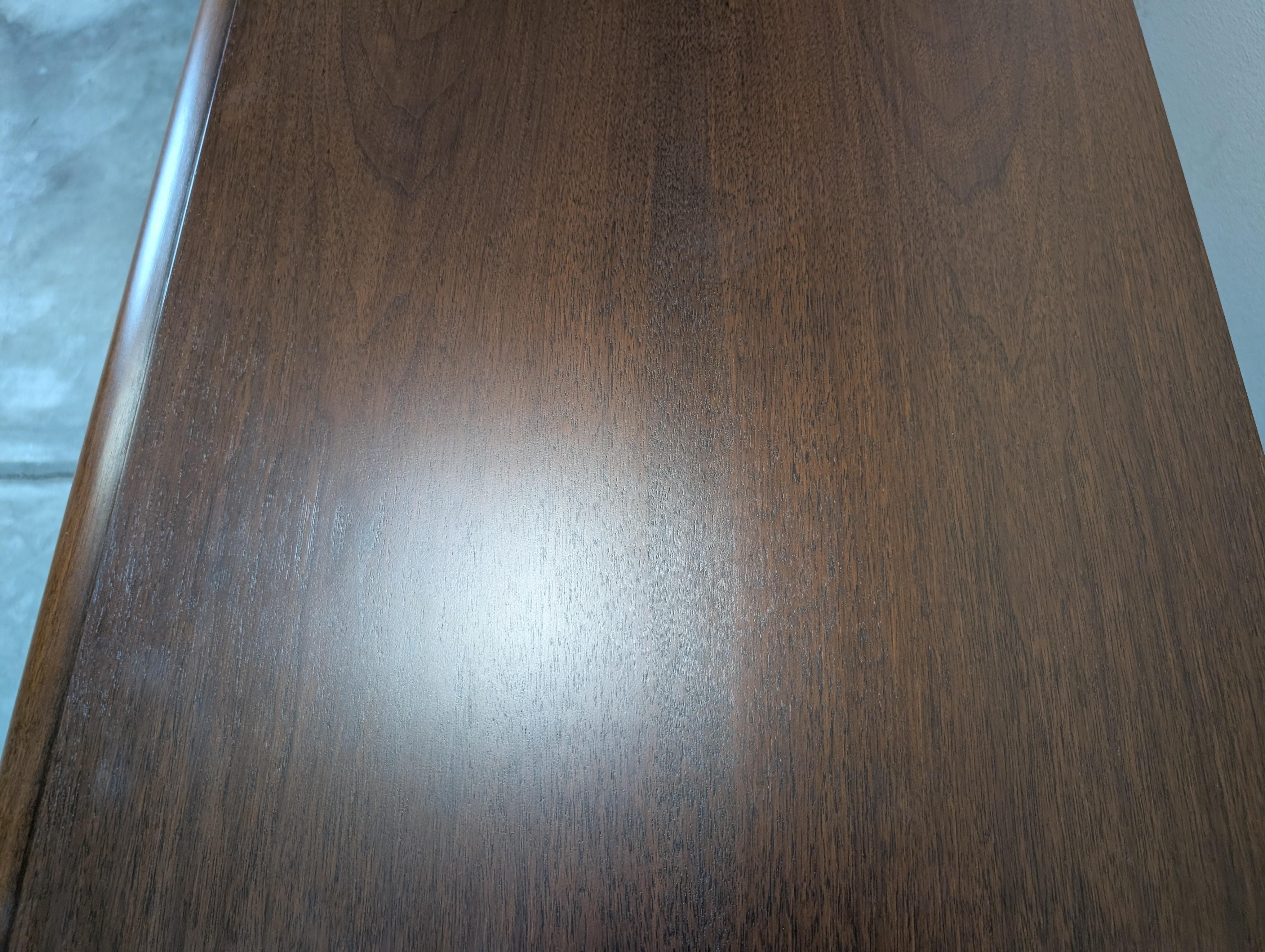 Modernes Nussbaum-Buffet aus der Jahrhundertmitte von T.H. Robsjohn-Gibbings für Widdicomb, um 1960 im Angebot 8