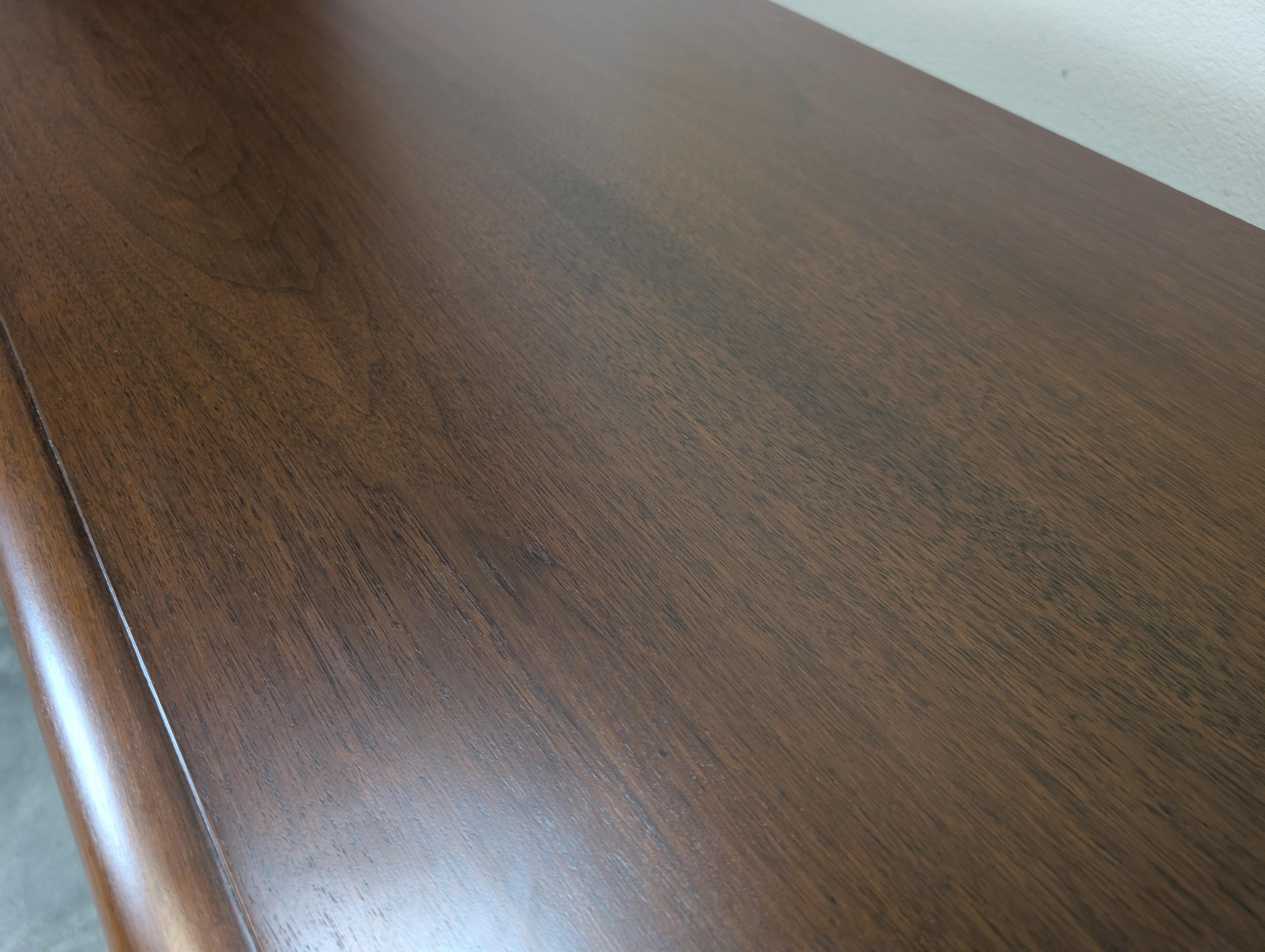 Modernes Nussbaum-Buffet aus der Jahrhundertmitte von T.H. Robsjohn-Gibbings für Widdicomb, um 1960 im Angebot 9